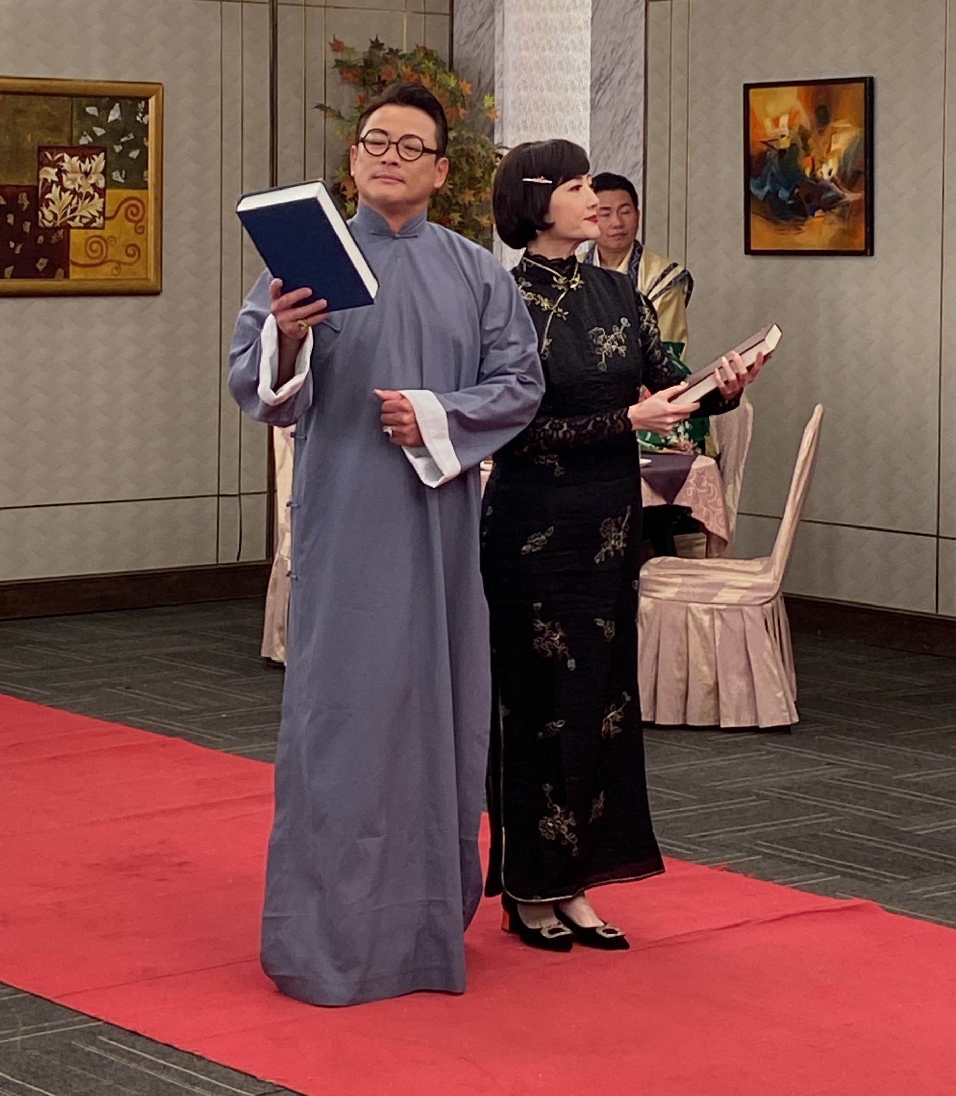 江宏恩與劉曉憶兩人扮斯文很壓抑。（三立提供）