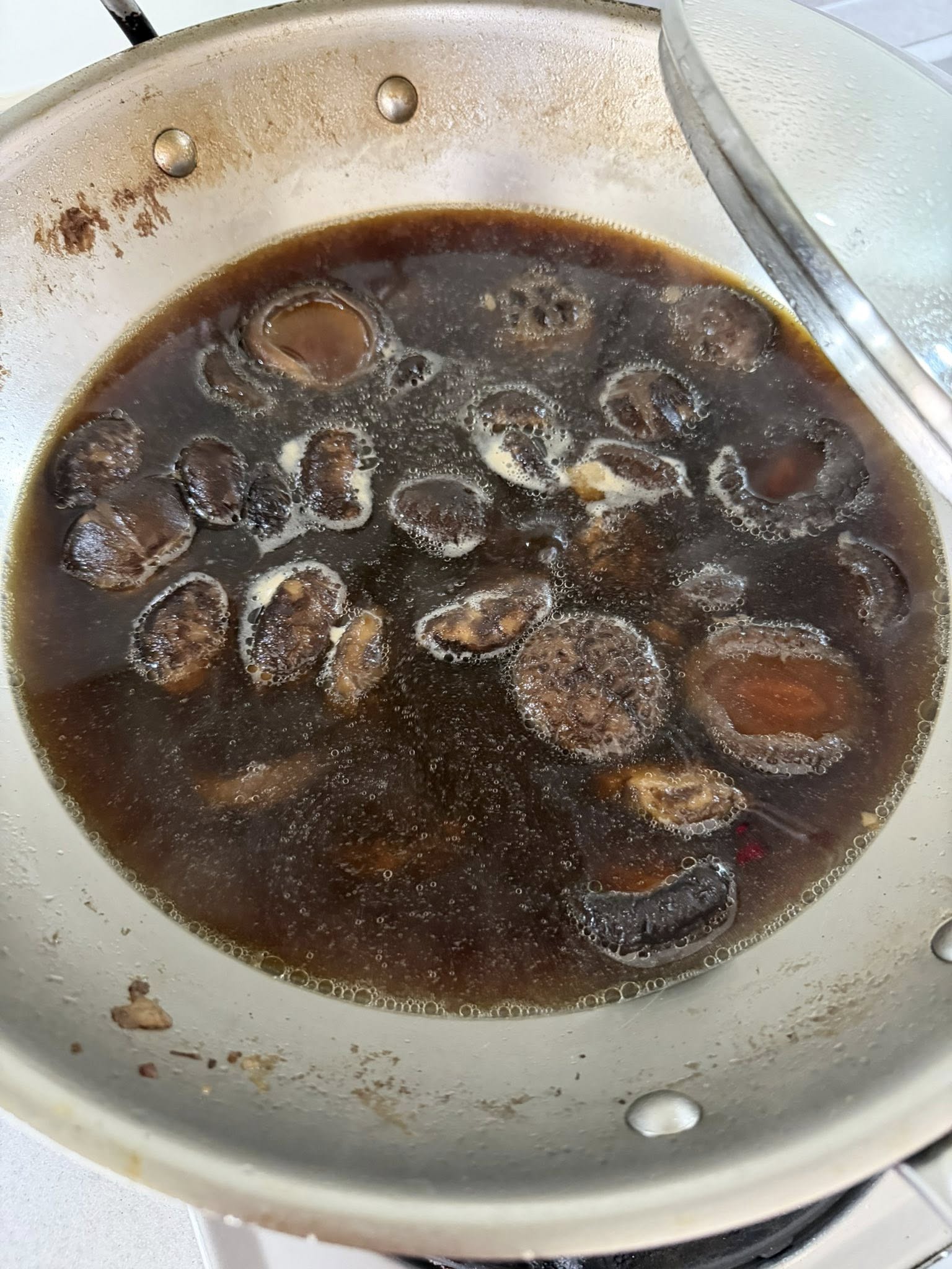 用冰糖、醬油滷香菇。