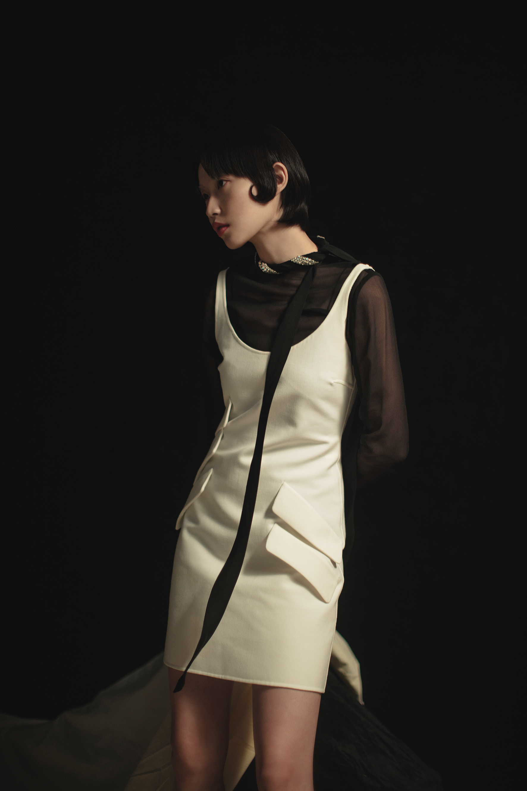 黑色紗質襯衫 NT$92,000 by GUCCI；白色短洋裝 NT$33,000 by VERSACE。