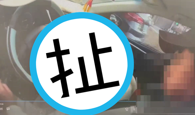 一名軍人酒駕被警方關心，副駕的女性友人直接趴在他腿上昏睡。（翻攝自記者爆料網）