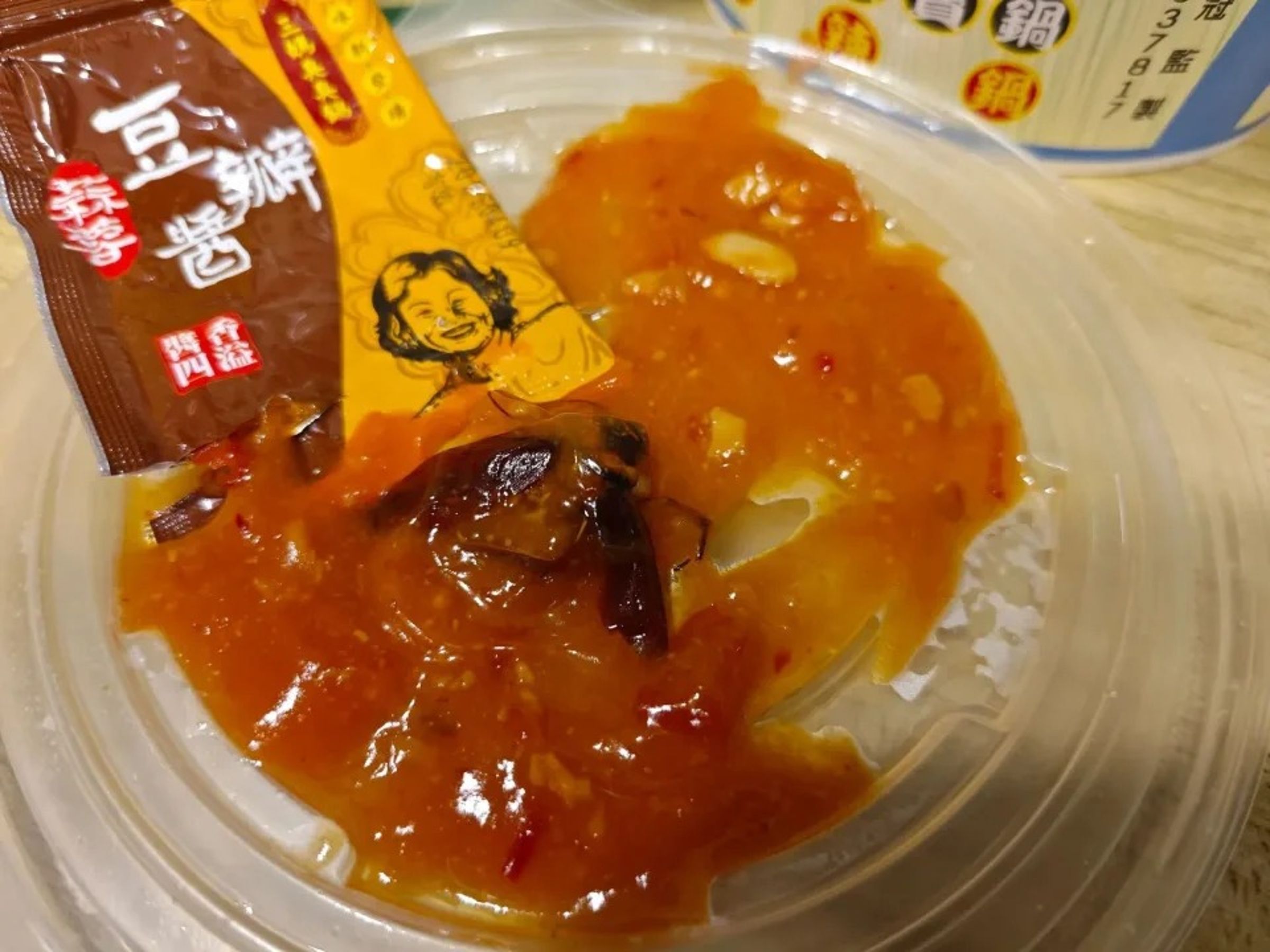 連鎖三媽臭臭鍋的袋裝豆瓣醬也爆出有蟑螂。（翻攝自Threads）