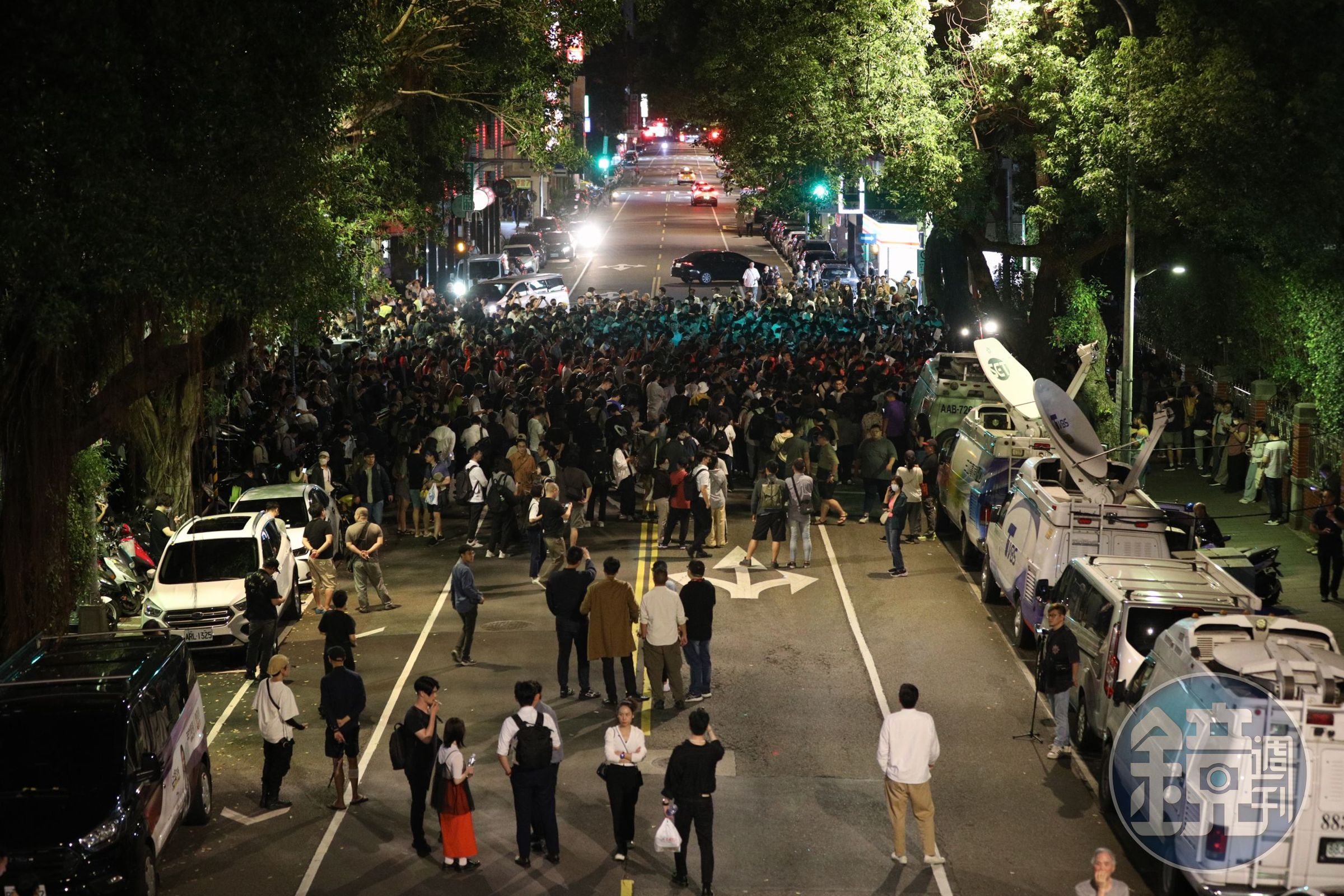 立法院今日力拚三讀國會改革法案，17日晚間9時許不少民眾群聚在立法院表達抗議，認為藍白黨團違反程序正義，想強行讓法案闖關。