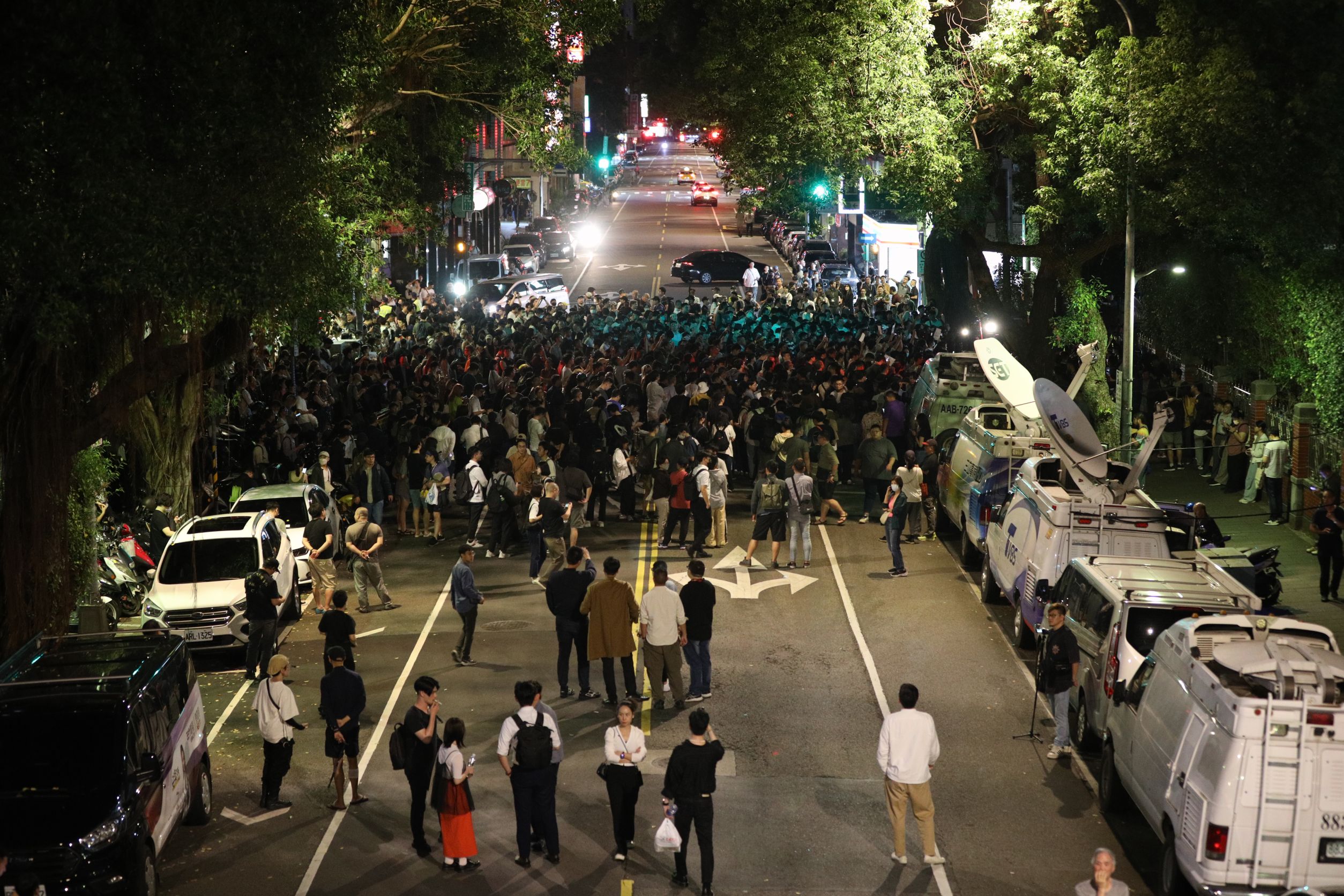 立法院今日力拚三讀國會改革法案，17日晚間9時許不少民眾群聚在立法院表達抗議，認為藍白黨團違反程序正義，想強行讓法案闖關。