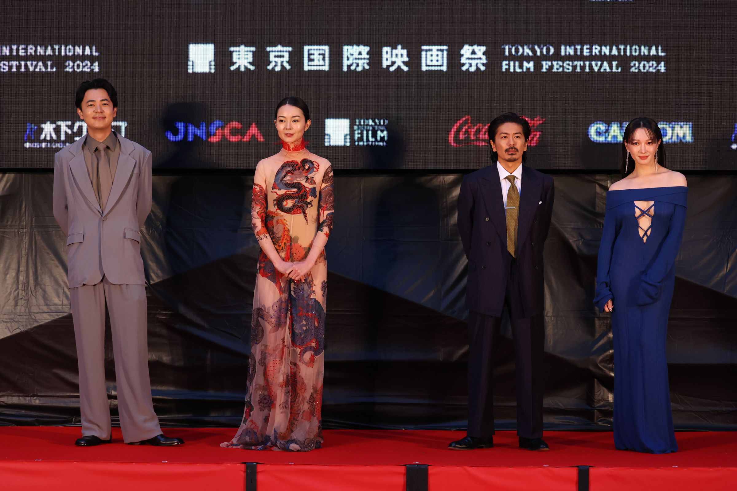 《雨中的慾情》成田凌(左起)、中村映里子、森田剛、李杏日前登上第37屆東京國際影展紅毯。(東京國際影展提供)
