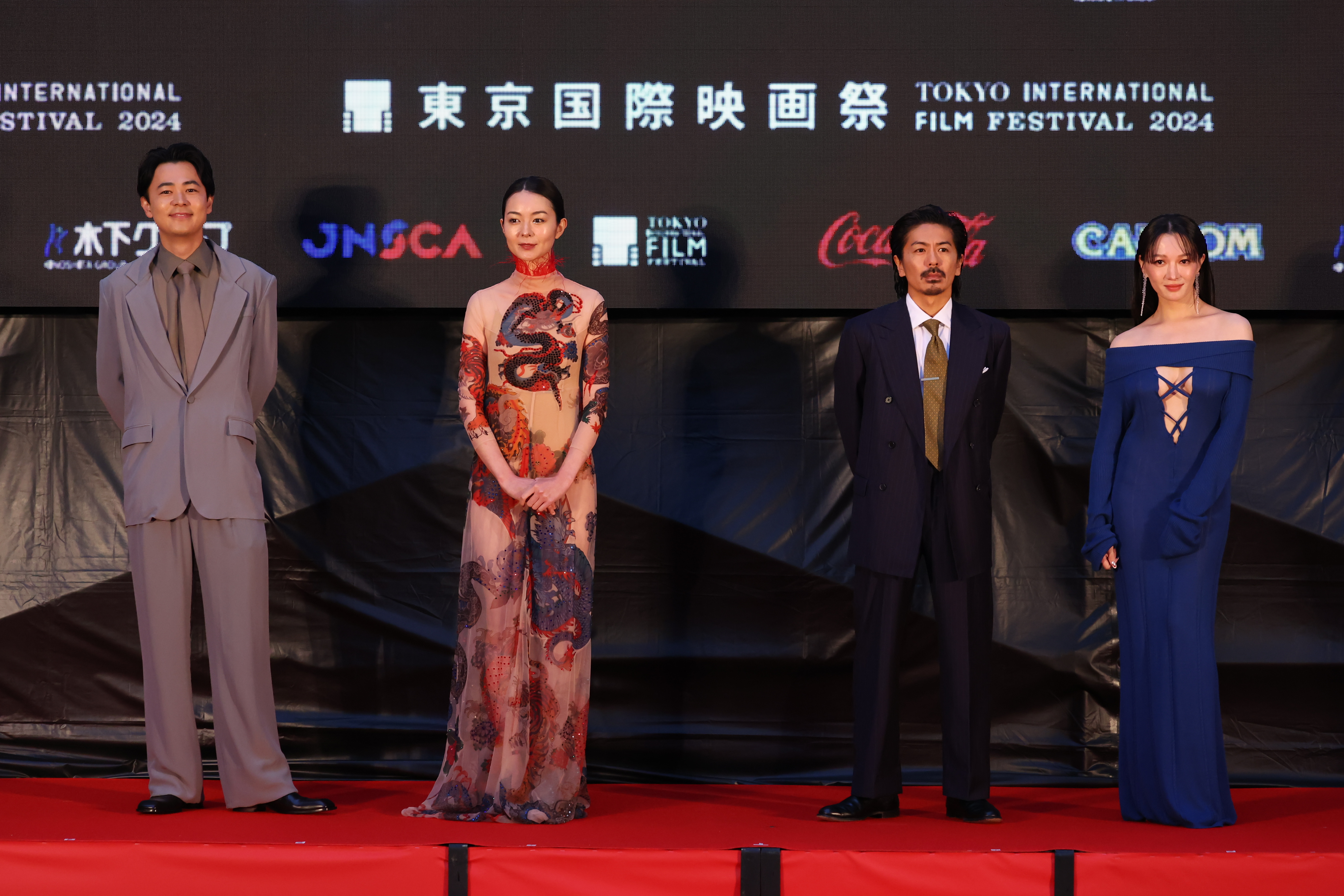 《雨中的慾情》成田凌(左起)、中村映里子、森田剛、李杏日前登上第37屆東京國際影展紅毯。(東京國際影展提供)