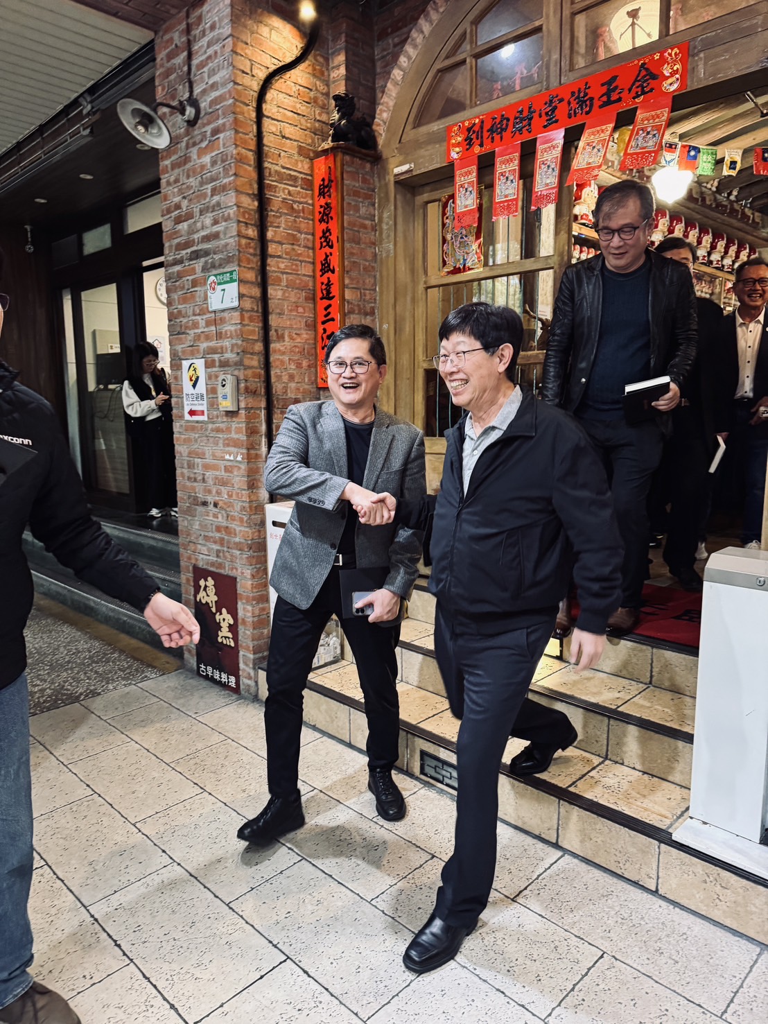 童子賢與劉揚偉連袂步出餐廳，留下握手合影。