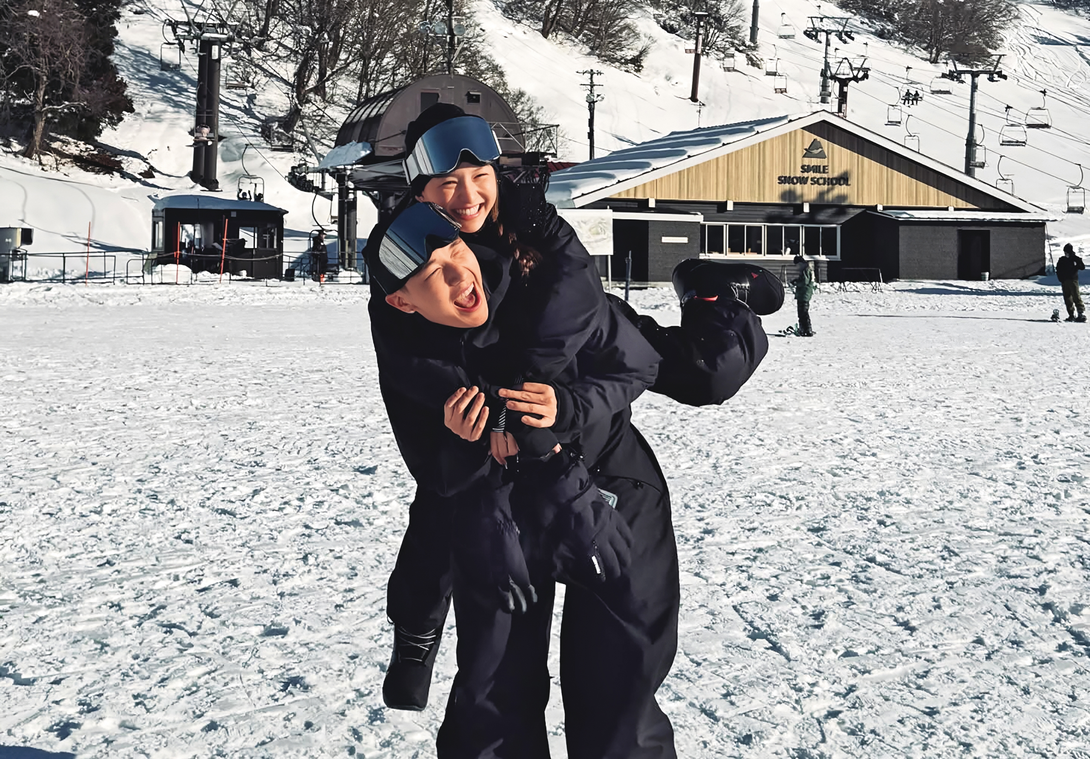 申力安（後）與「名模教母」陳婉若獨子Len Wang（前）交往，經常在社群曬照。（翻攝自申力安Threads）