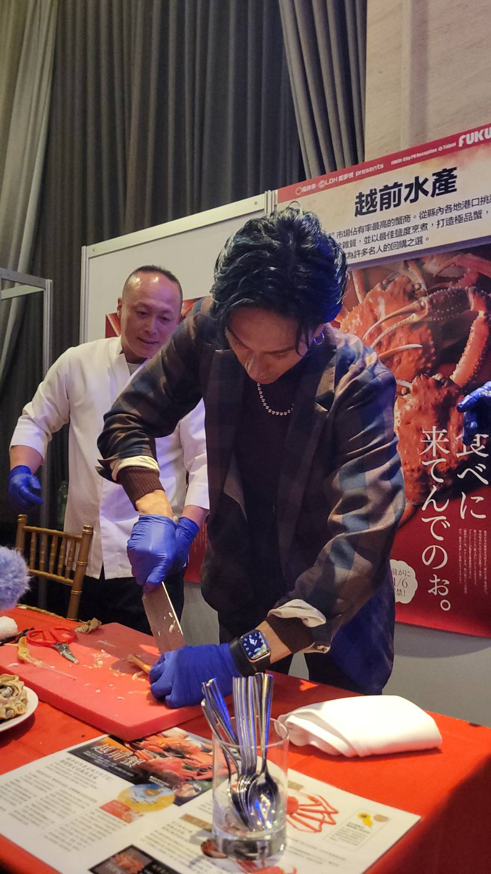 「福井市美食推廣大使」橘Kenchi在現場品嘗越前蟹喊「完美！」（溫雅雯攝）