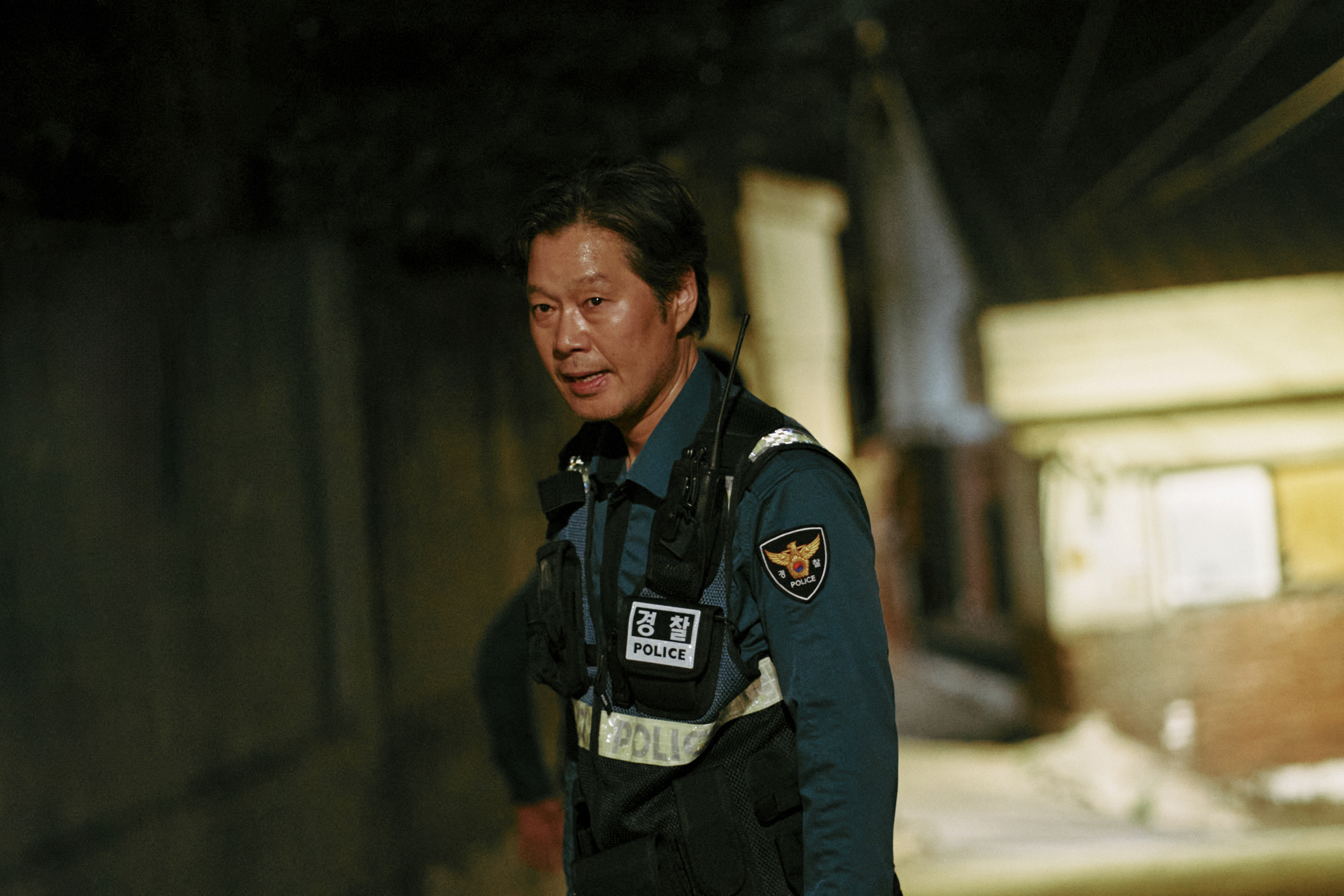 韓國資深男星劉宰明在《咒你》化身追查綁架案的刑警。（華映娛樂提供）