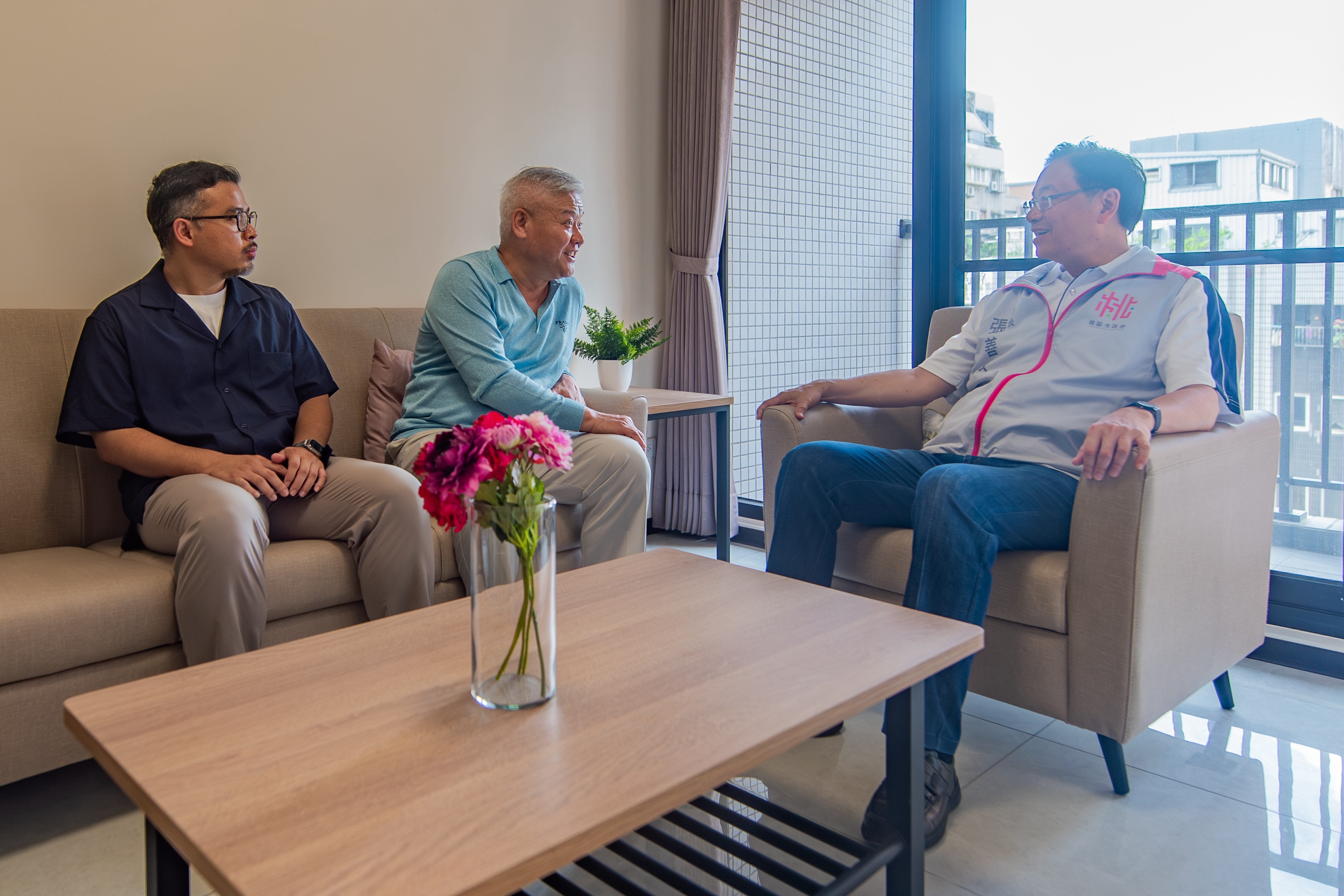 桃園市長張善政視察公辦都更分回社會住宅實品屋，期盼公辦都更社宅的動能持續在桃園發酵。