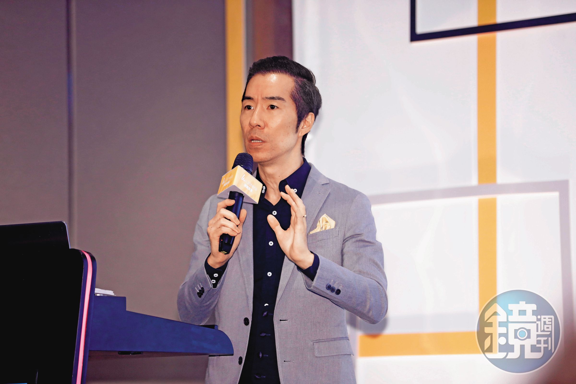 號稱「愛情專家」的藝人張兆志（圖）在7年前曾受邀帶女性友人，搭台中商銀的私人飛機赴沖繩爽玩3天2夜。