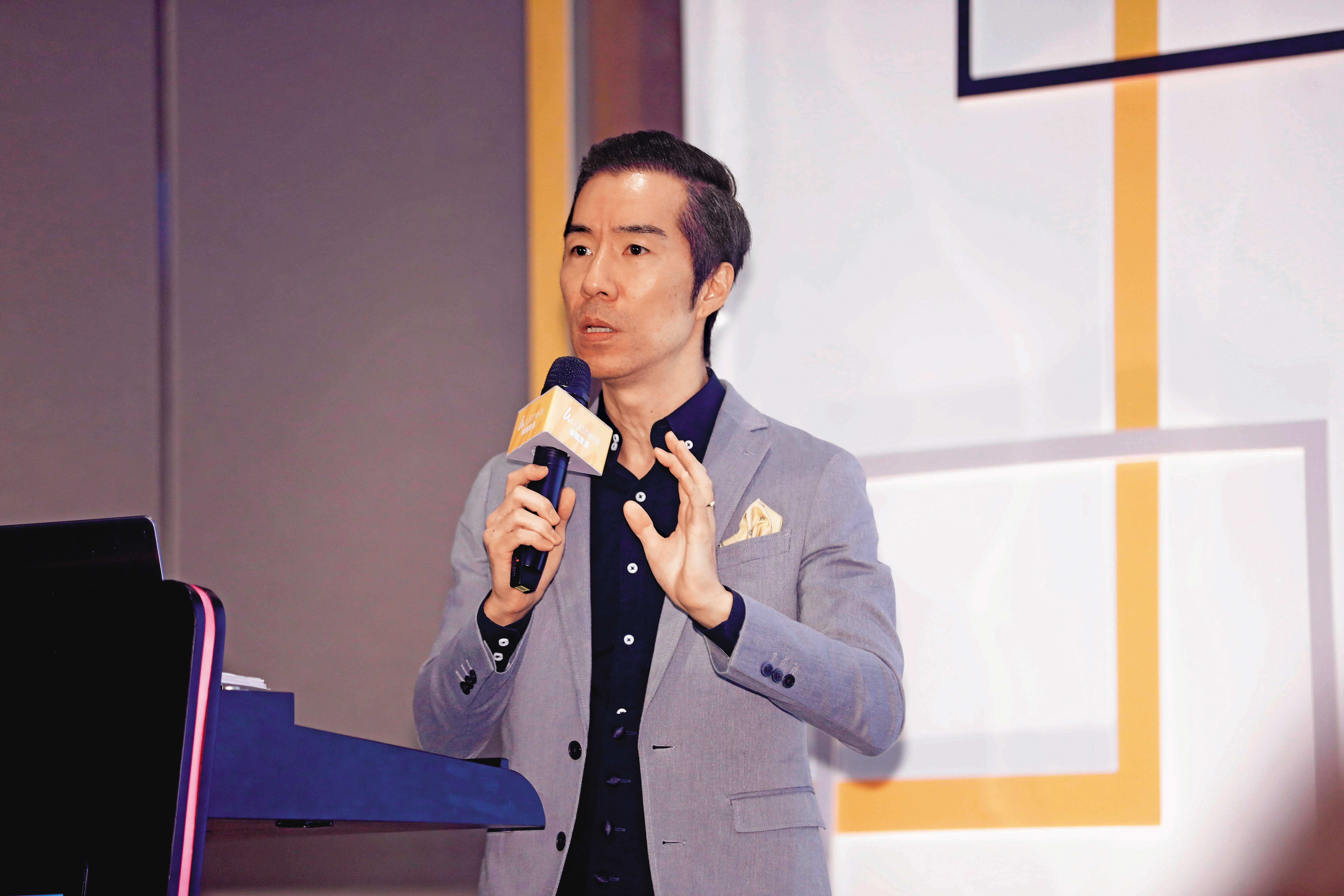 號稱「愛情專家」的藝人張兆志（圖）在7年前曾受邀帶女性友人，搭台中商銀的私人飛機赴沖繩爽玩3天2夜。