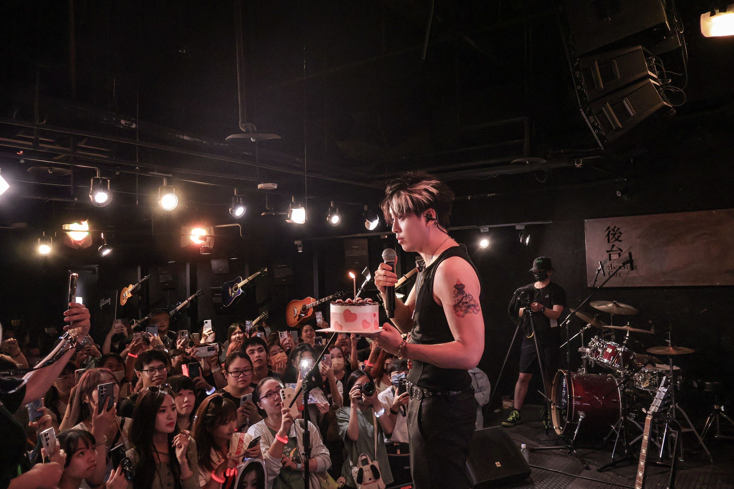 陳德修昨(7日)在台北開唱,工作人員貼心準備生日蛋糕為他提前慶生。(陳德修工作室提供)