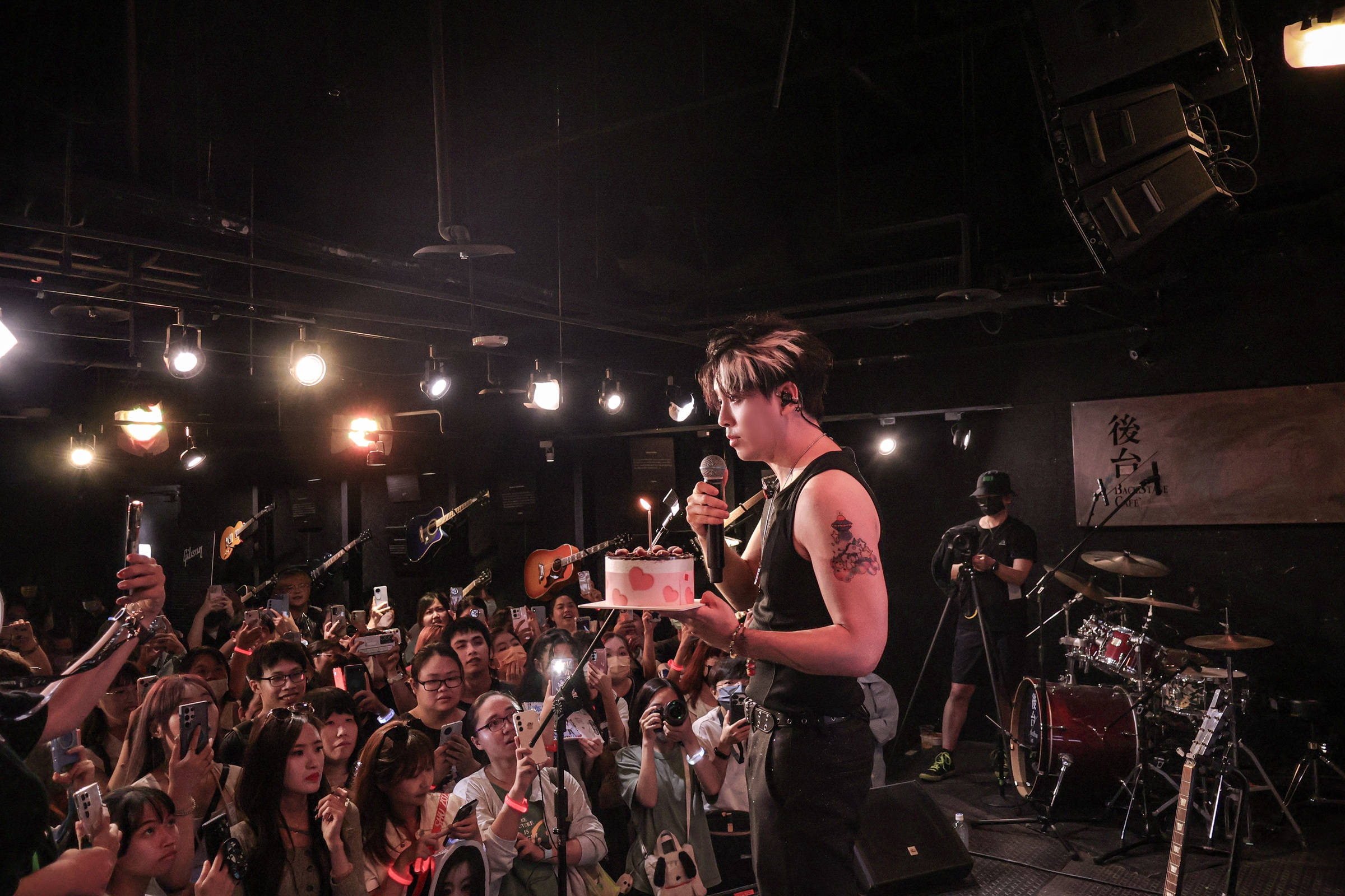 陳德修昨（7日）在台北開唱，工作人員貼心準備生日蛋糕為他提前慶生。（陳德修工作室提供）