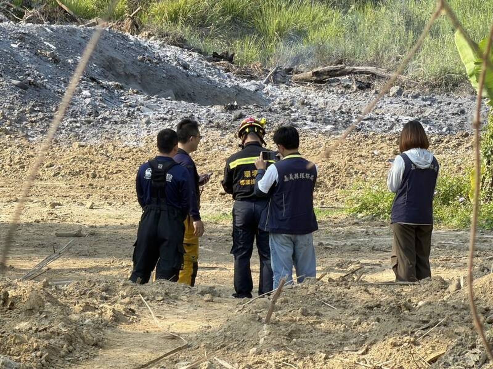 嘉義公墓火警驚傳爆炸！土坑不明物質射水突炸開　2消1役男燒燙傷送醫 - 鏡週刊 Mirror Media