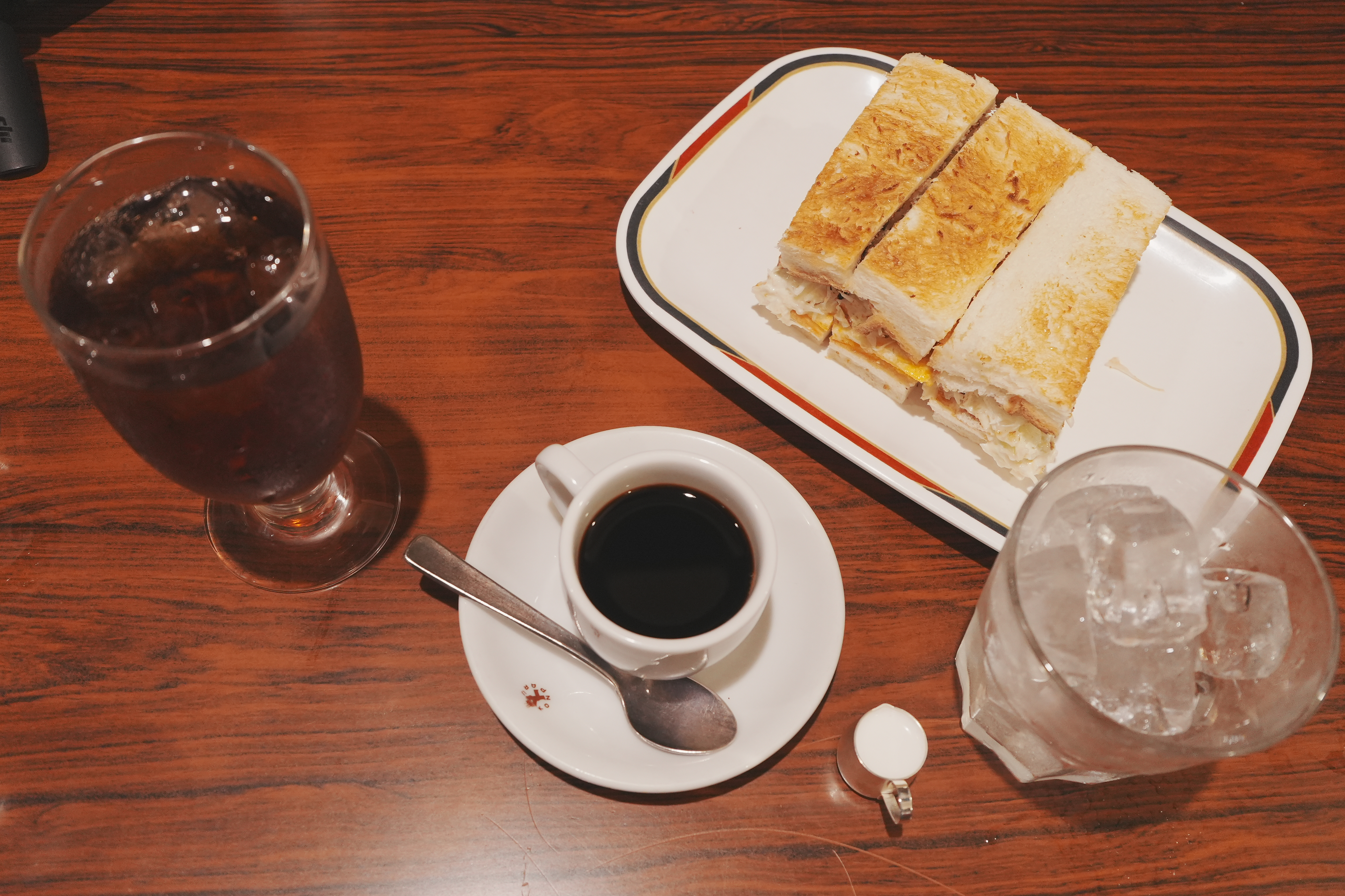 因身旁有許多人都抱有開咖啡廳的夢想，讓某位鄉民疑惑詢問大家「黑金這麼好賺嗎？」（示意圖，本刊資料照）