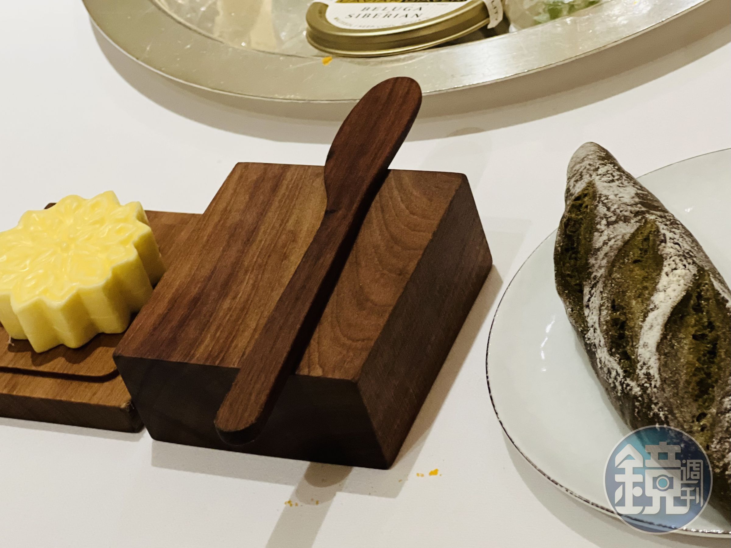 酥脆的黑麥法棍越嚼越香，抹上奶油更美味。