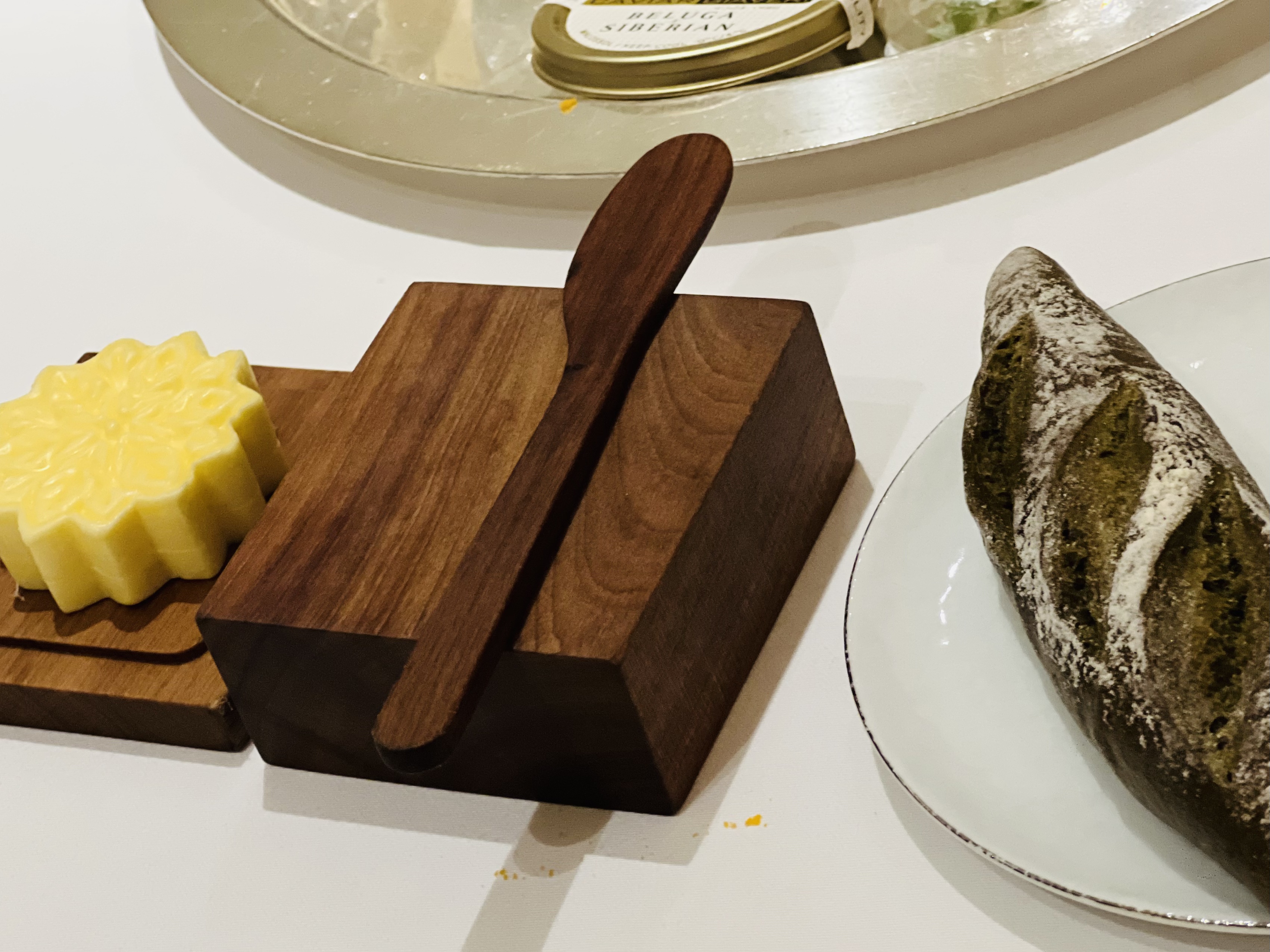酥脆的黑麥法棍越嚼越香，抹上奶油更美味。