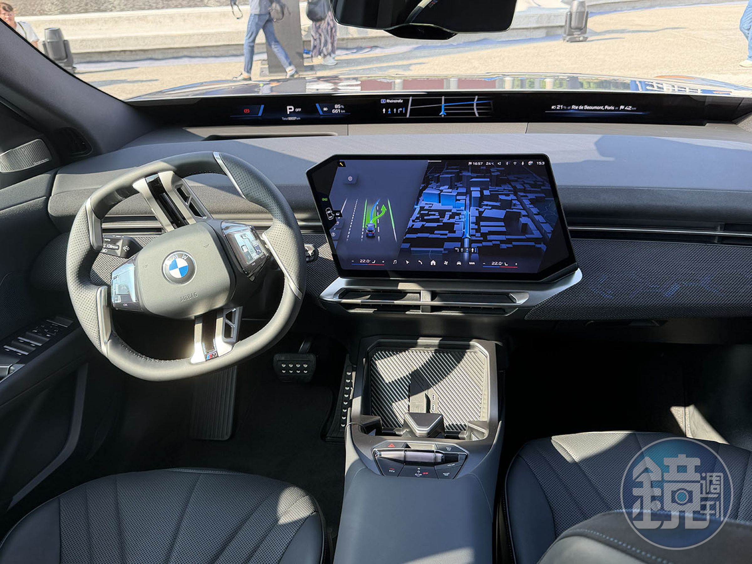 車內首度導入橫跨A柱的BMW Panoramic Vision全視域顯示系統、17.9吋懸浮中控螢幕與最新Operating System X。