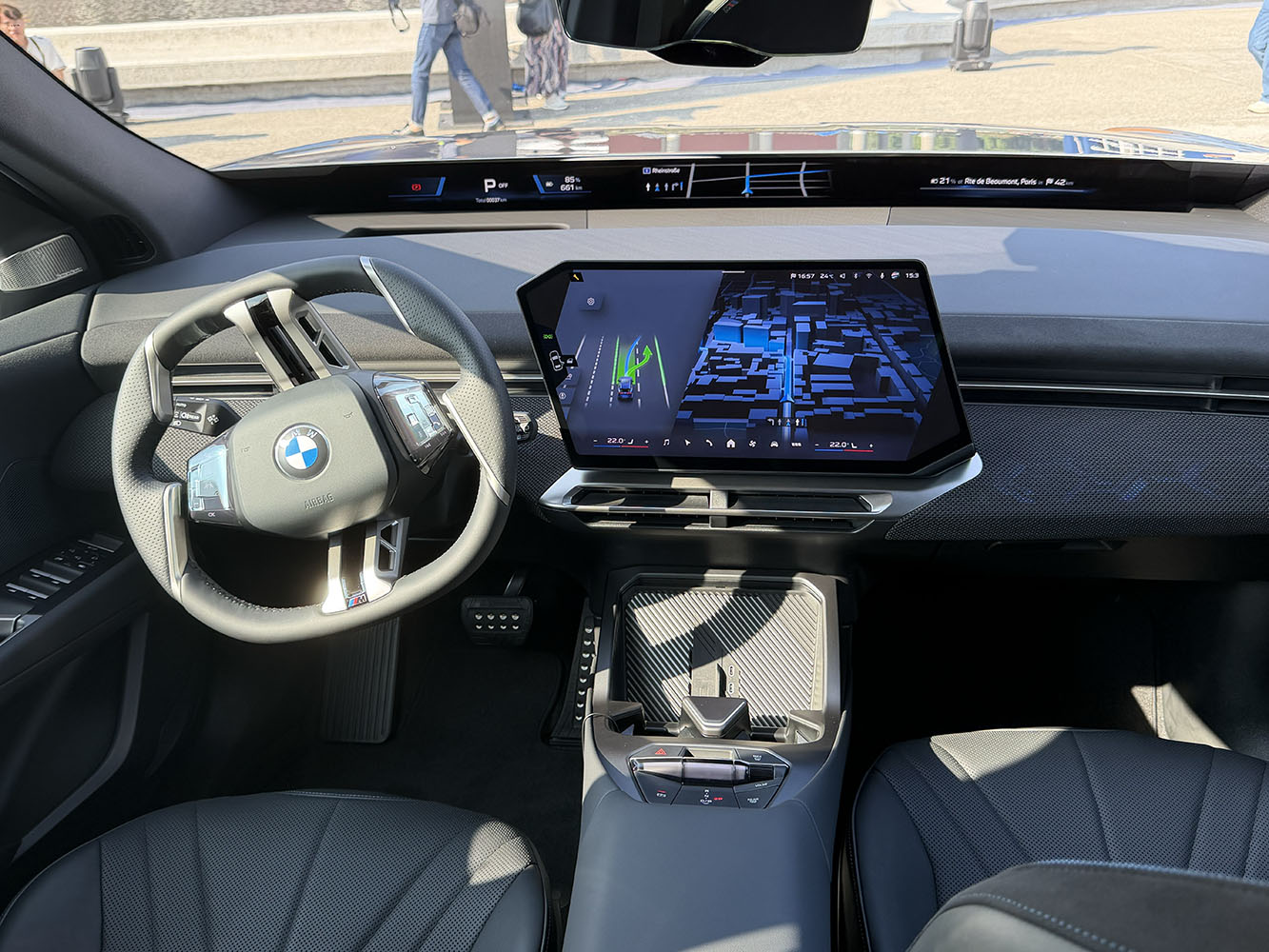 車內首度導入橫跨A柱的BMW Panoramic Vision全視域顯示系統、17.9吋懸浮中控螢幕與最新Operating System X。