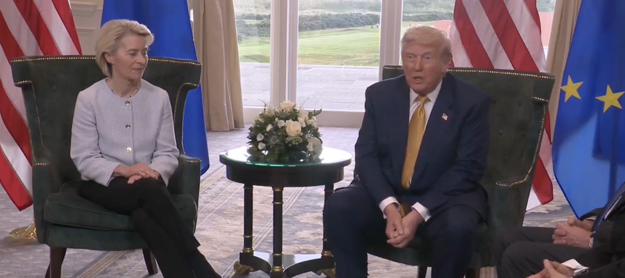 美國總統川普（右）會晤歐盟執委會主席范德賴恩（左），雙方達成貿易協議。（翻攝自The White House臉書直播）