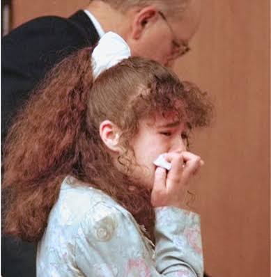 克莉絲塔派克當年因殘忍殺害19歲女同學，被判處死刑，在法庭上掩面哭泣。（翻攝X@Complex）