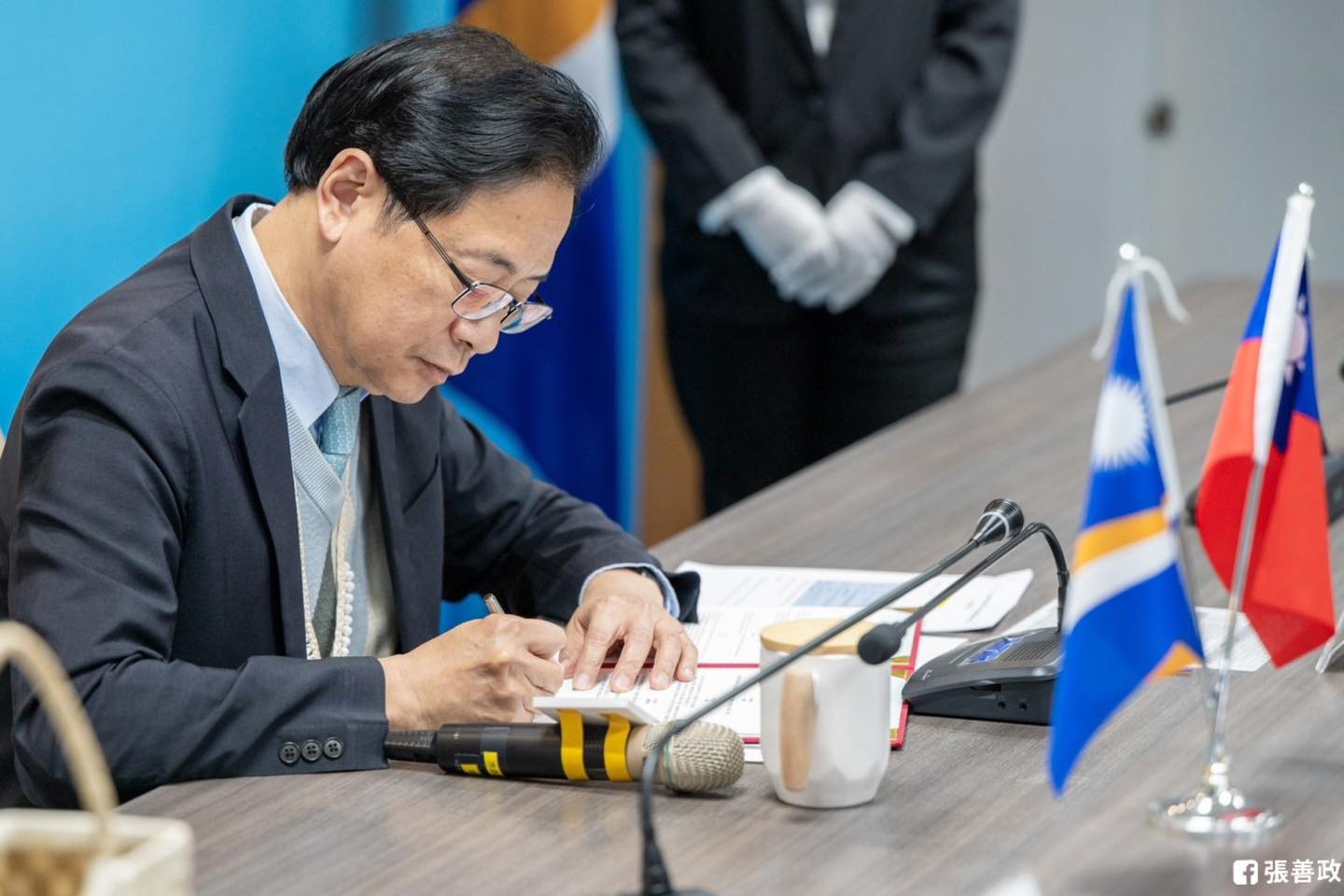 桃園市長張善政呼籲民眾不要驚慌，國安基金趕快進場設法穩住股市，重申中央與地方應集思廣益。（翻攝自臉書@張善政）