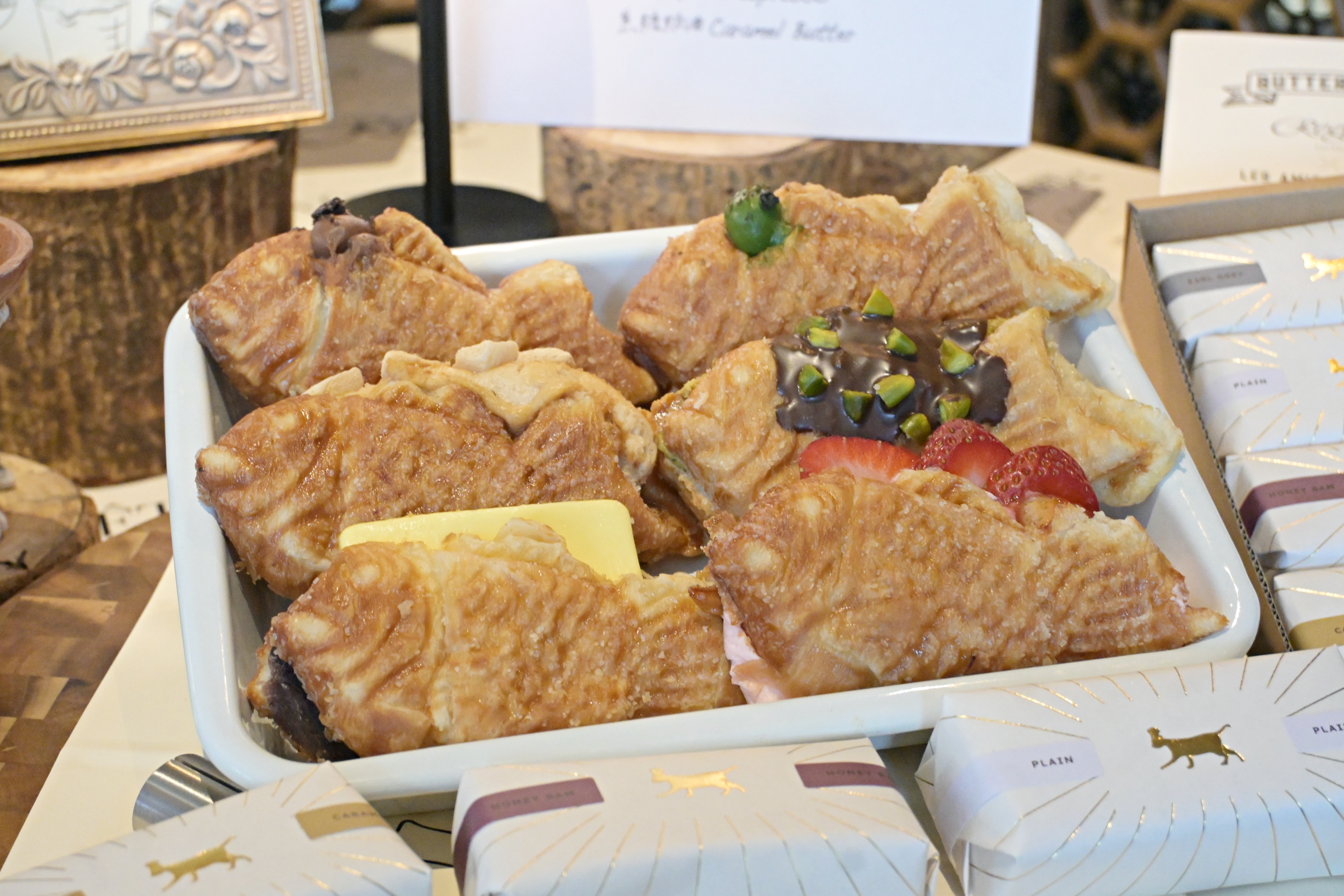 台北晶華酒店甜點快閃活動，開賣來自南韓擁有香酥外皮、爆漿內餡且造型吸睛的人氣甜品「可頌鯛魚燒」。