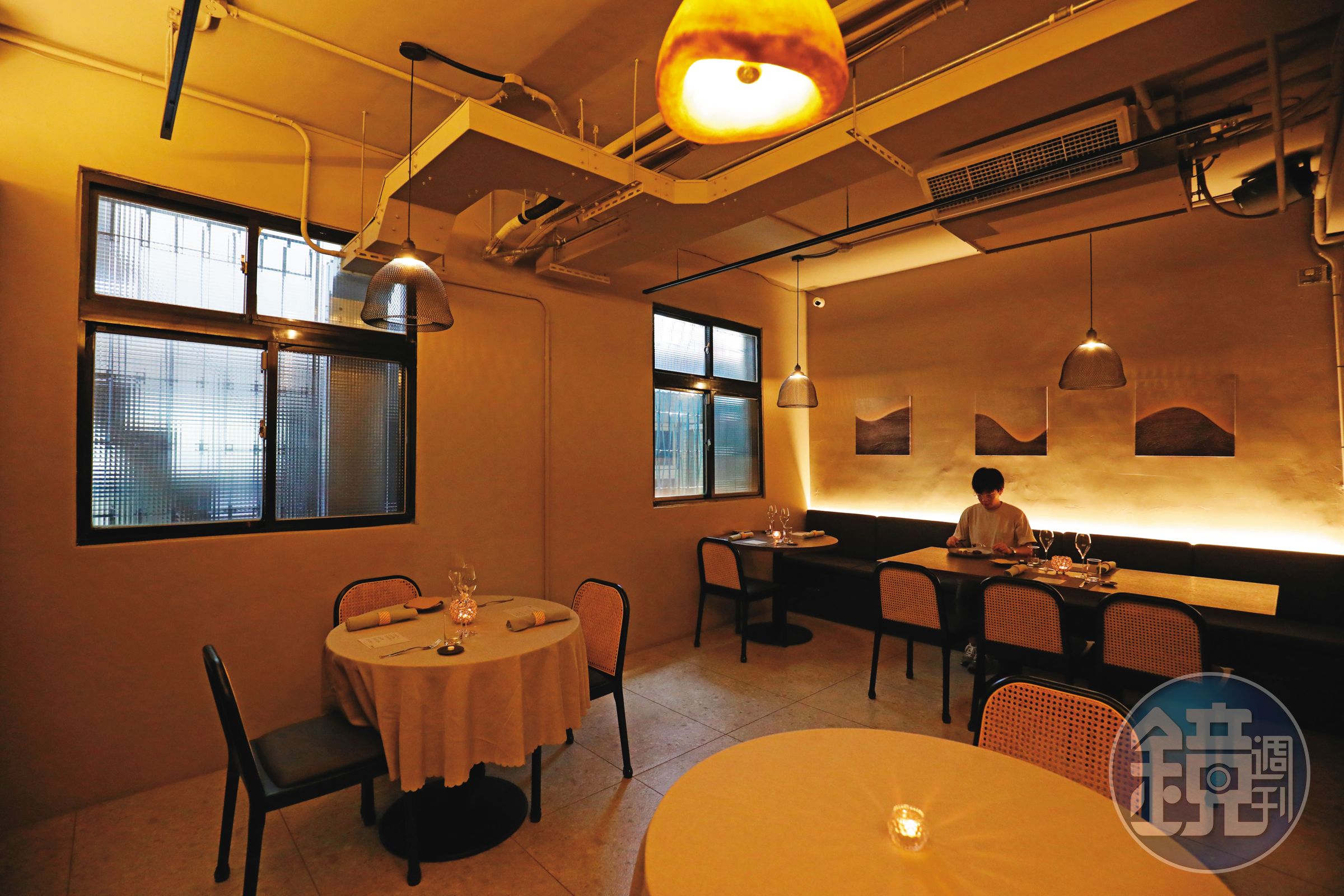 位在新北市空軍三重一村裡的「直火1954 Bar & Grill」,裝潢以侘寂的極簡風格為主。