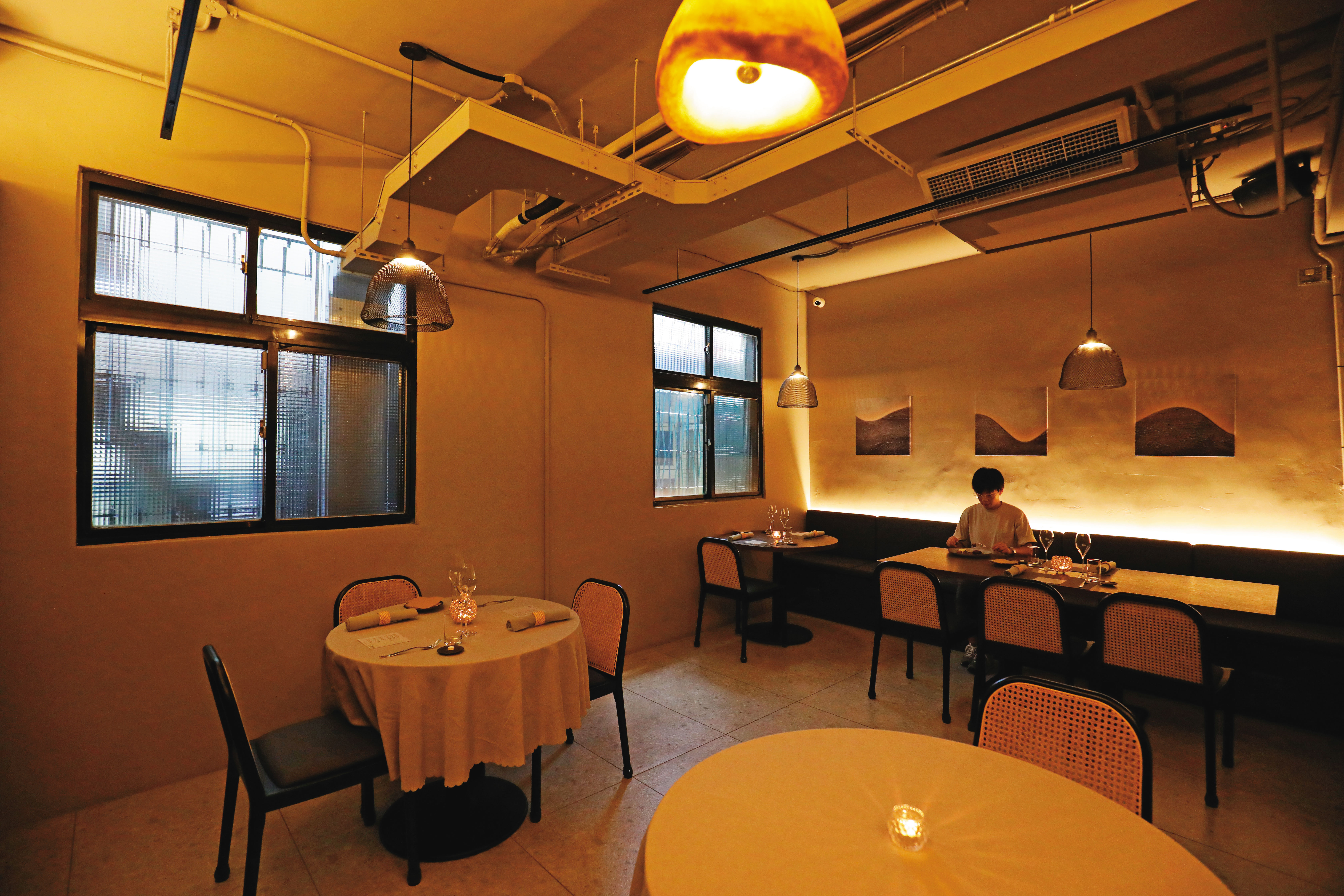 位在新北市空軍三重一村裡的「直火1954 Bar & Grill」，裝潢以侘寂的極簡風格為主。