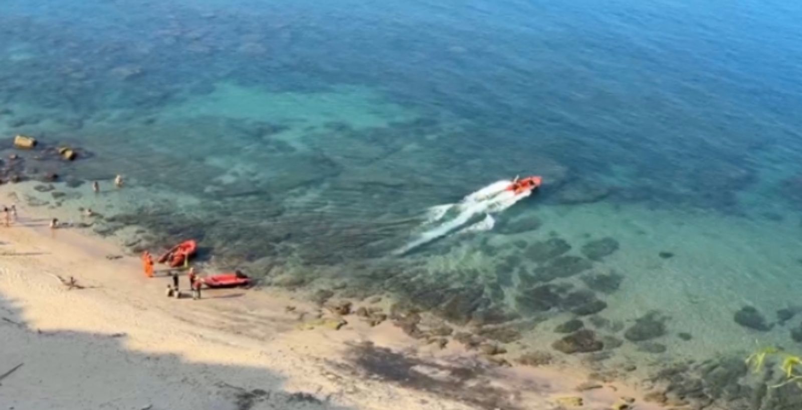 新北1小時2起落海!金山3美籍遊客剛獲救... 貢寮再爆3人遭大浪逼退「受困海中暗礁」