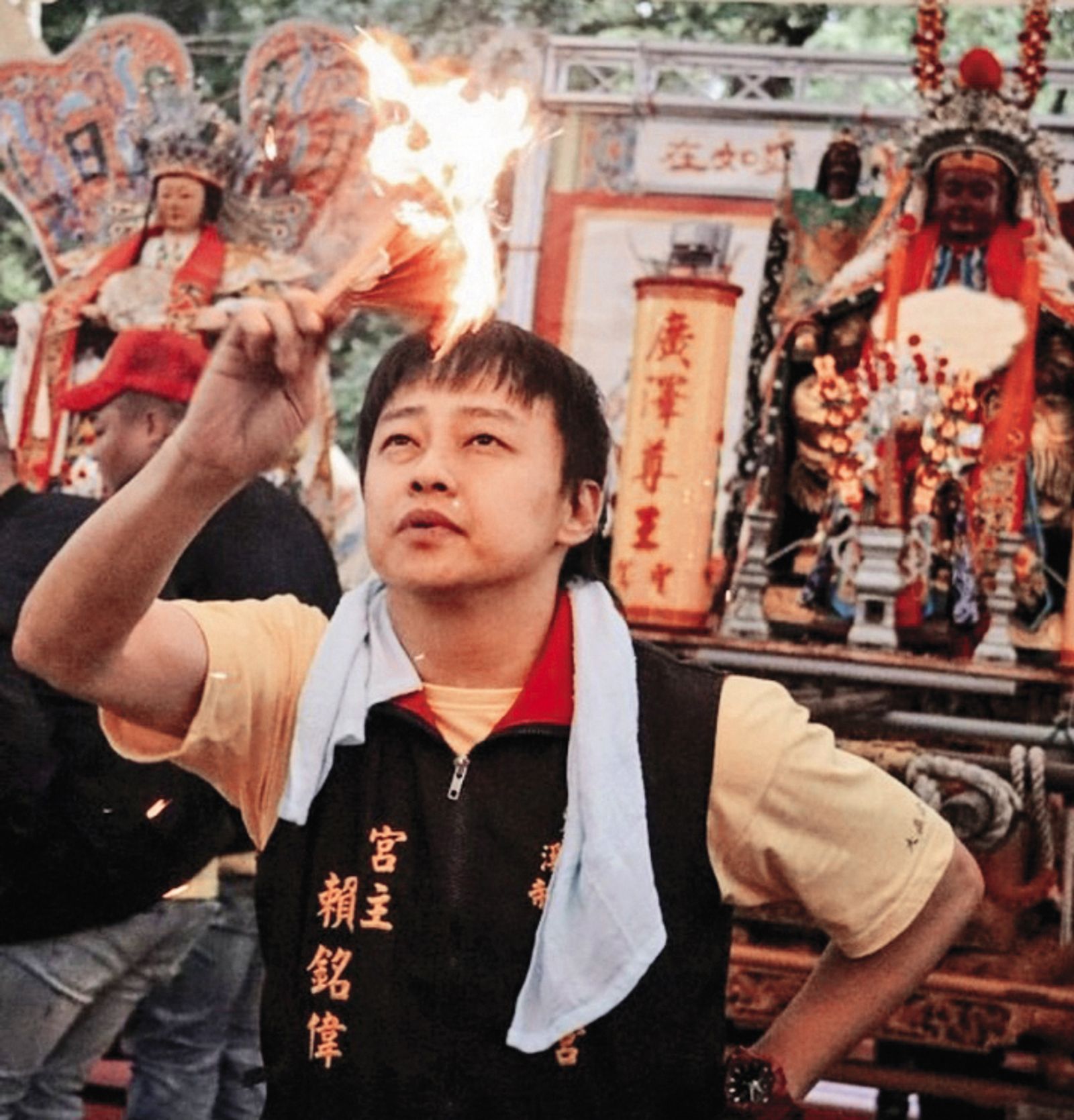 賴銘偉目前在自家宮廟擔任解籤人。(翻攝自臉書)