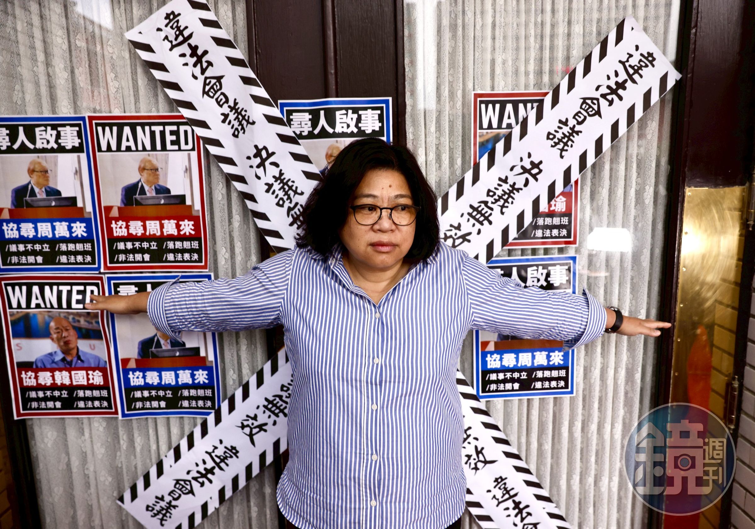 議場外貼封條。