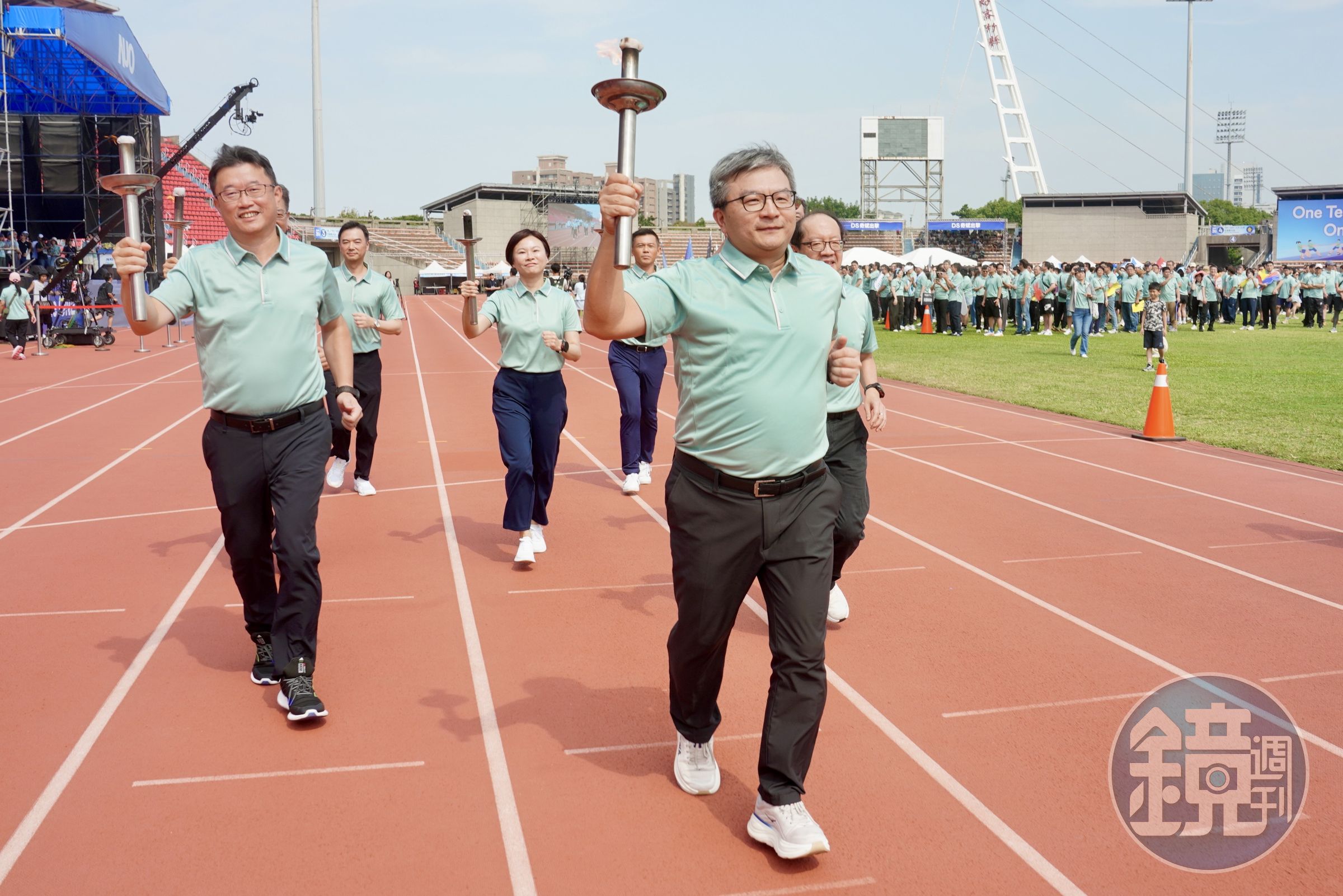 張博儀(前排中間)8月接任友達總經理,今(17)日於集團運動會領跑各事業群主管。