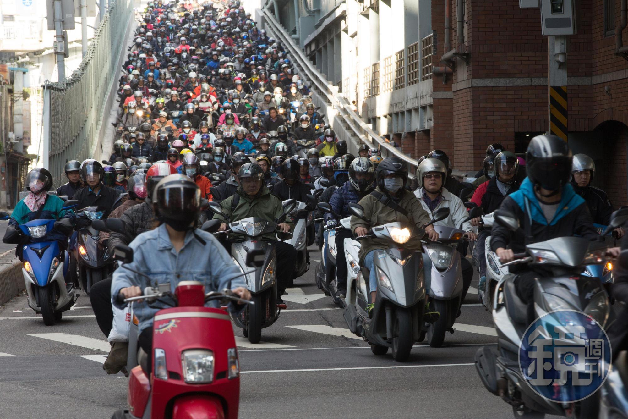 一名八旬老翁騎士違規被查出駕照註銷未及時換照，挨罰1萬2千元，但法官查出主管機關註銷駕駛過程有瑕疵，判決免罰，圖為示意圖。（本刊資料照）