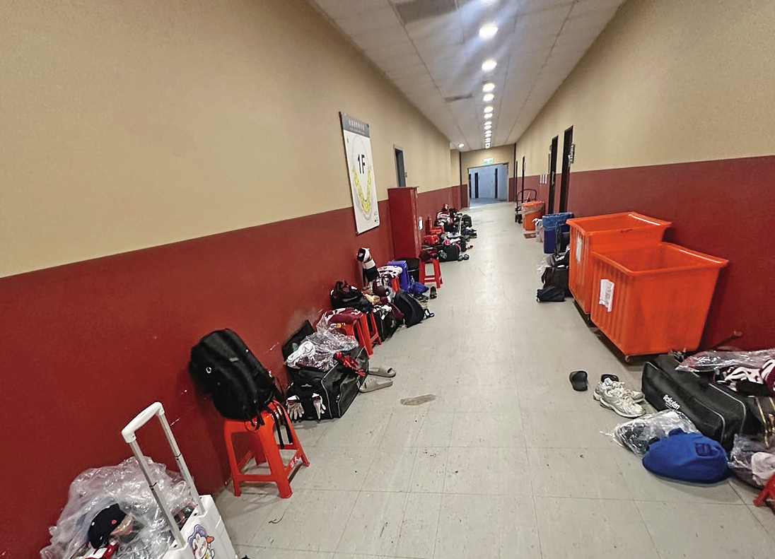 職棒樂天桃猿二軍無休息室，球員只能把衣服、球具堆在球場走廊上。（投訴人提供）