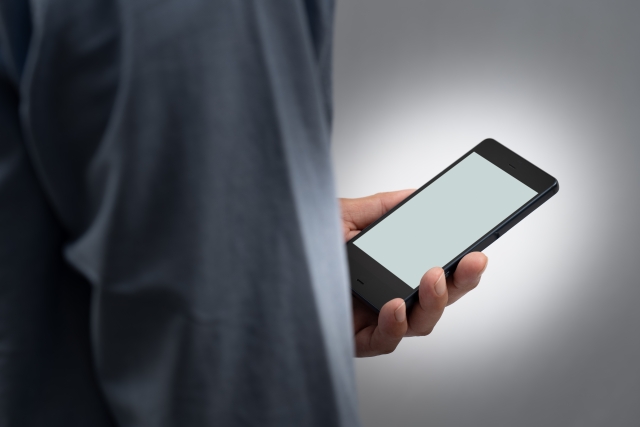 人夫偷看妻子手機訊息，驚見妻子店中男顧客傳性愛打油詩給她，抓包妻子出軌。（示意圖，photoAC）