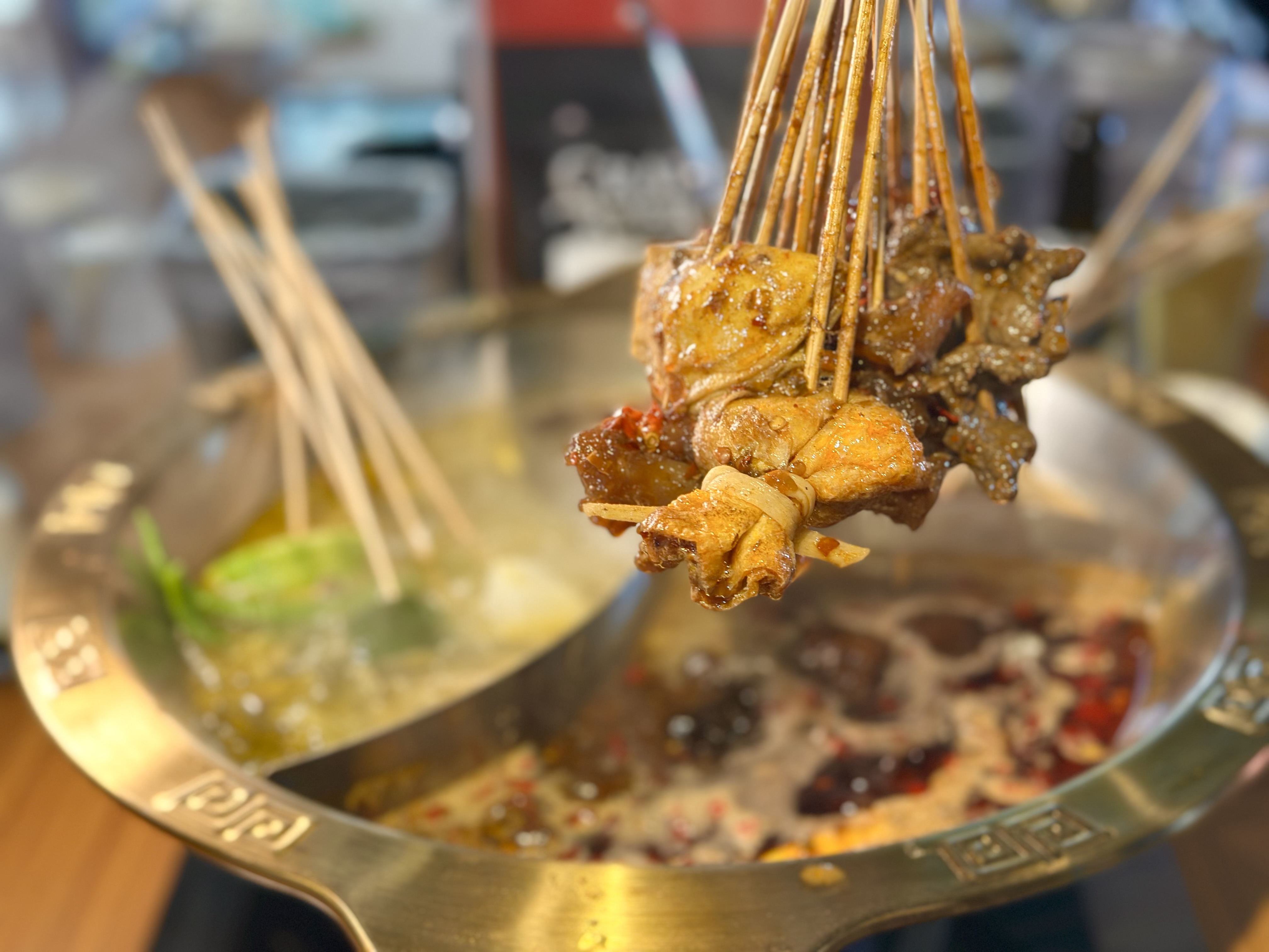 「ABV串串啤酒館」把麻辣串串鍋結合精釀啤酒，非常適合年末聚餐。