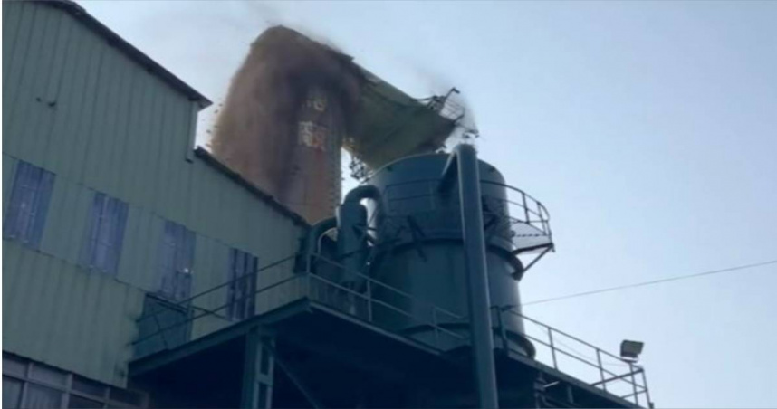 雲林虎尾糖廠因地震波及，百年煙囪受損、斷裂。（讀者提供）