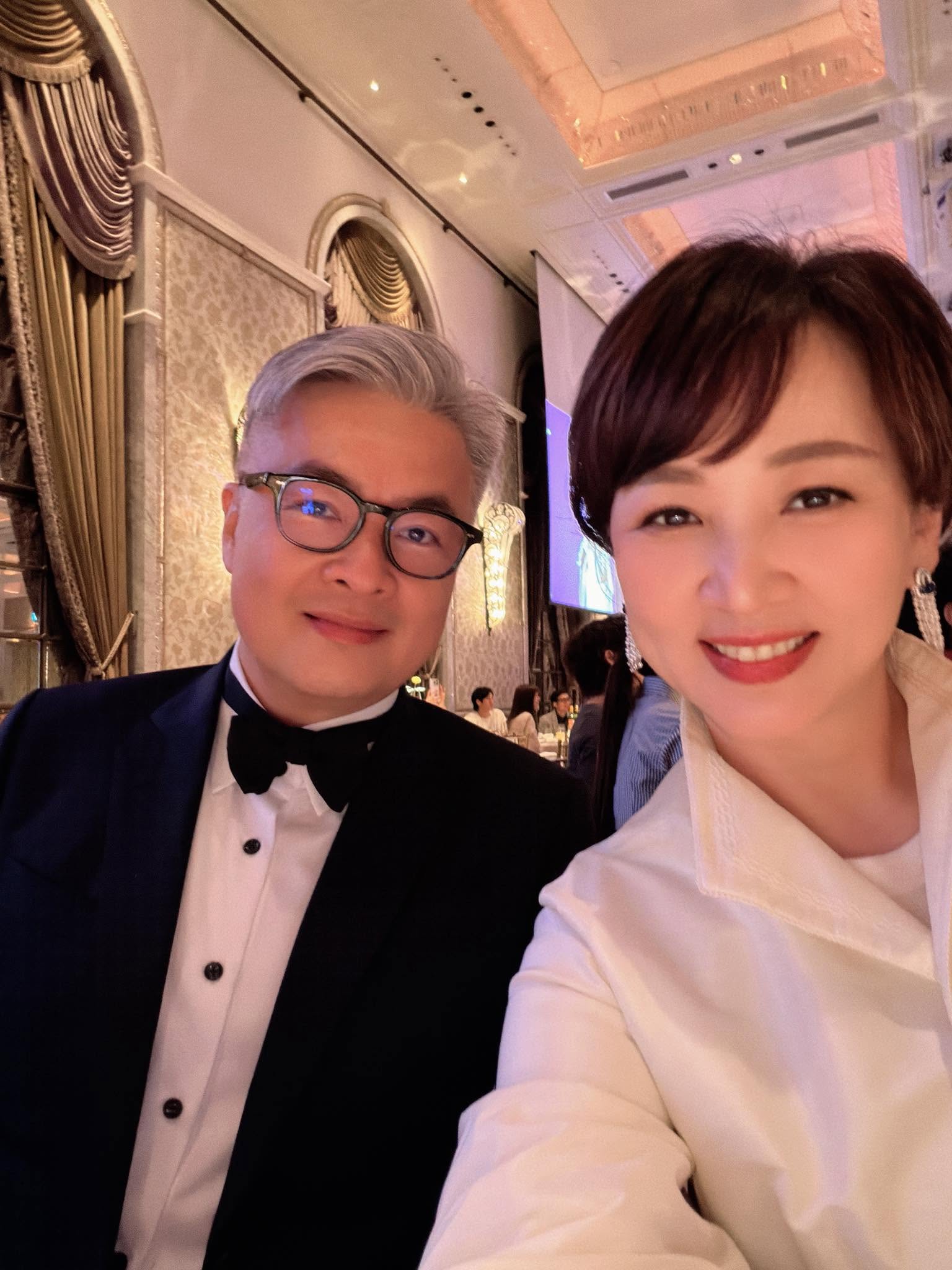 15歲就半工半讀分擔家計的郁方，嫁進斐儷珠寶陳氏家族後，雖然是豪門媳婦，依然很接地氣，甚至還能復出拍戲。（郁方臉書） 