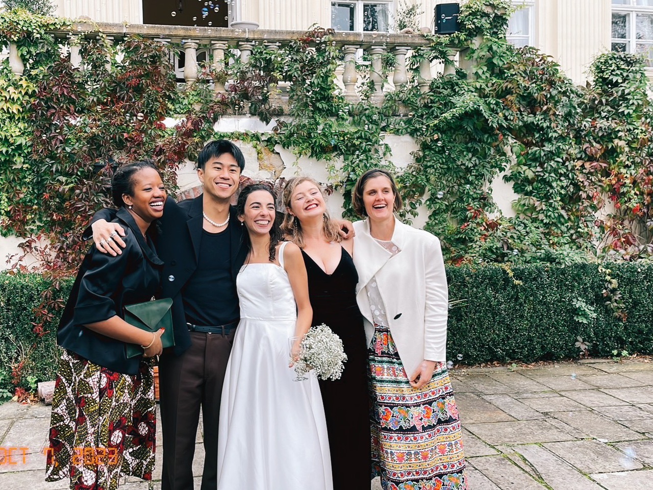 廖柏雅（左2）赴柏林參加大學同窗的婚禮，並在好友婚禮中演出。（喜鵲娛樂提供）