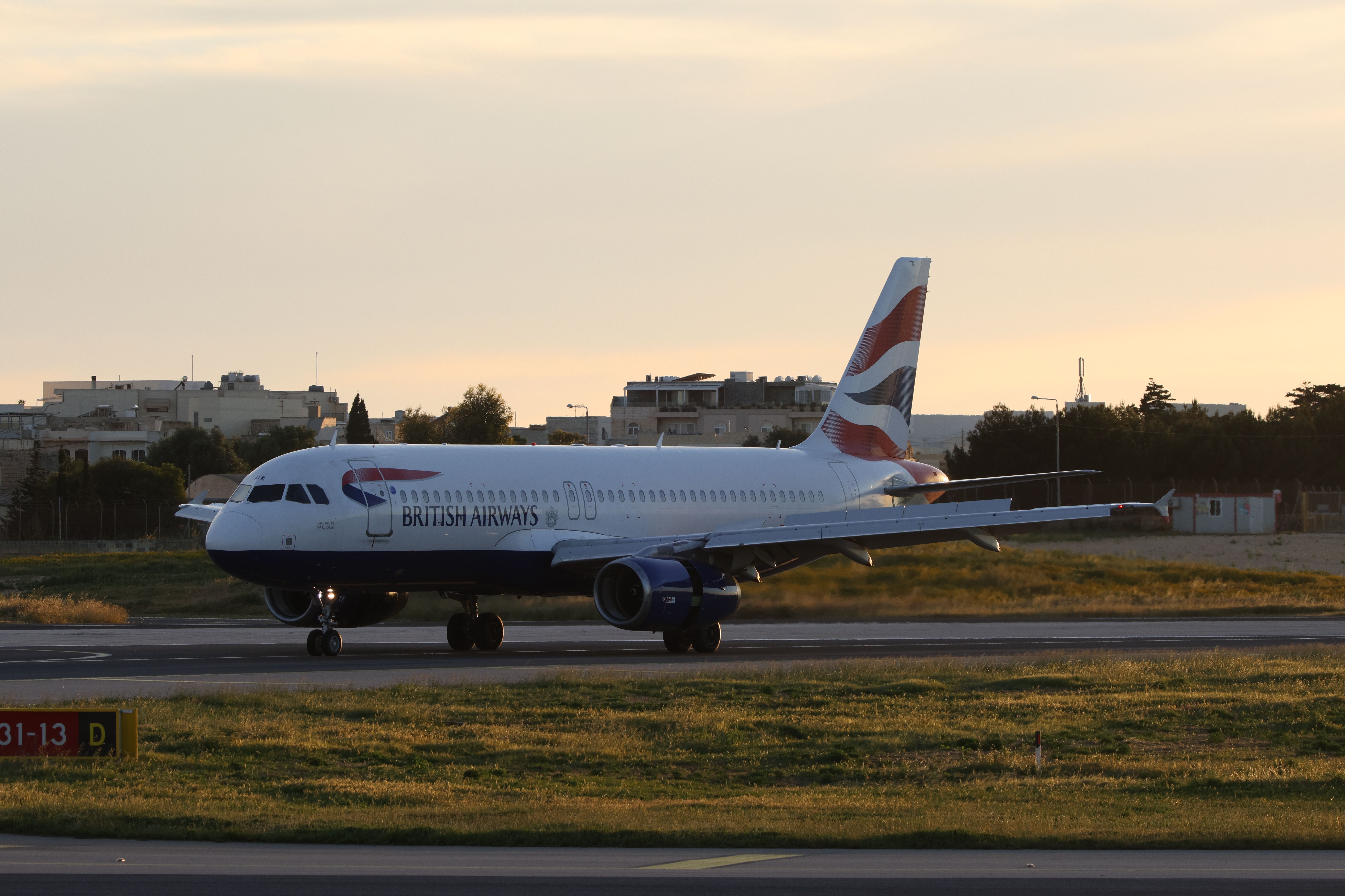 英國航空BA6班機，起飛期前夕，機艙內突然冒出濃煙，機組人員隨即發出緊急通報。（pexels提供）