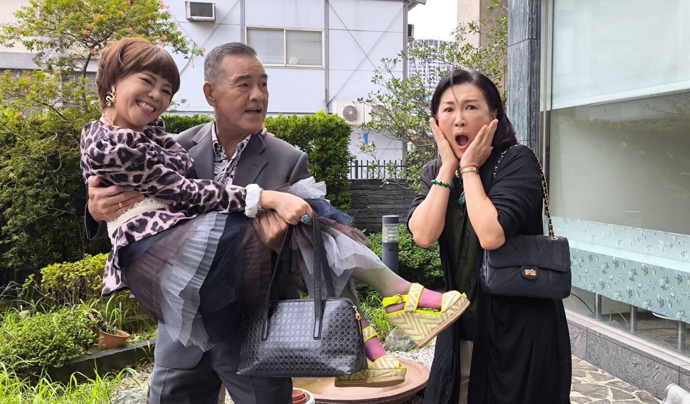 姚黛瑋、龍天翔、錦雯出班拍攝《愛的榮耀》,3人還特別走到戶外拍照。(民視提供)