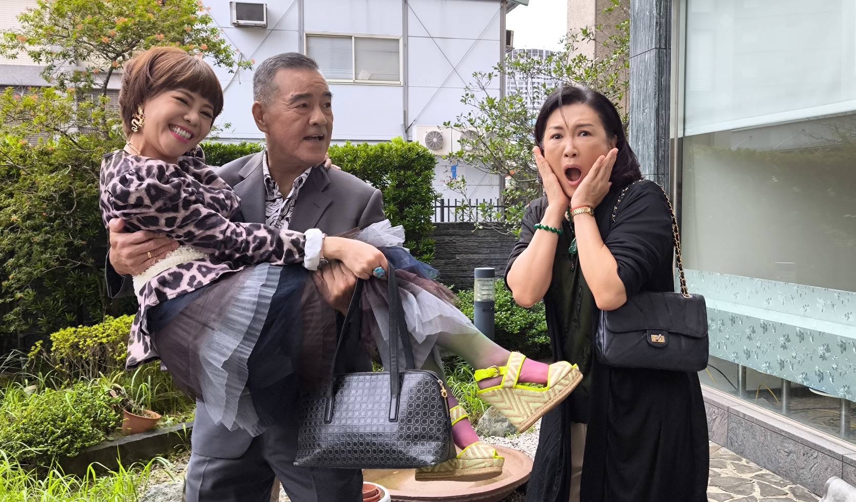 姚黛瑋、龍天翔、錦雯出班拍攝《愛的榮耀》，3人還特別走到戶外拍照。（民視提供）