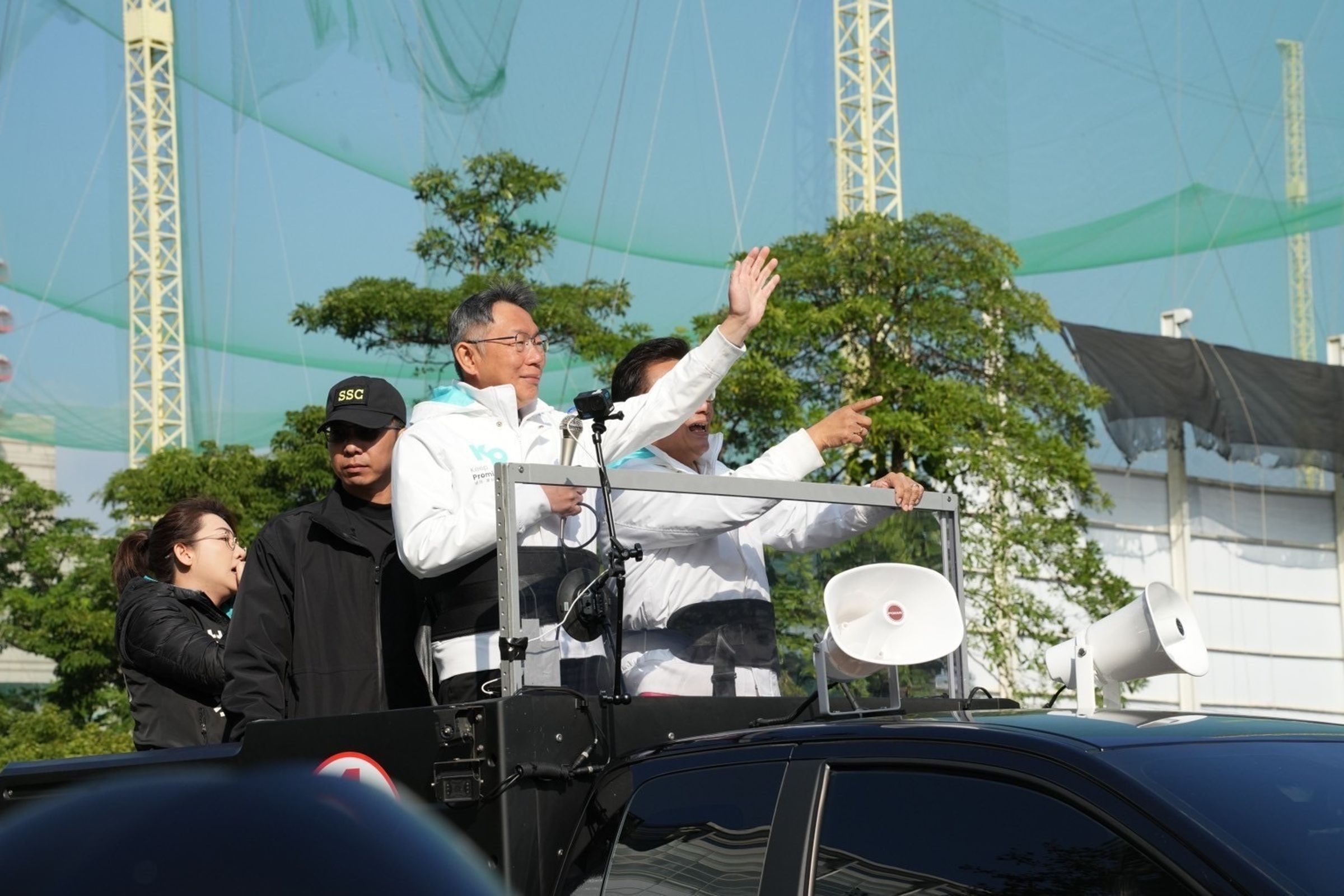柯文哲今在掃街受訪被問到新生兒給100萬補助的政策，他說這是一個想法，有執政再來想怎麼做。（民眾黨提供）