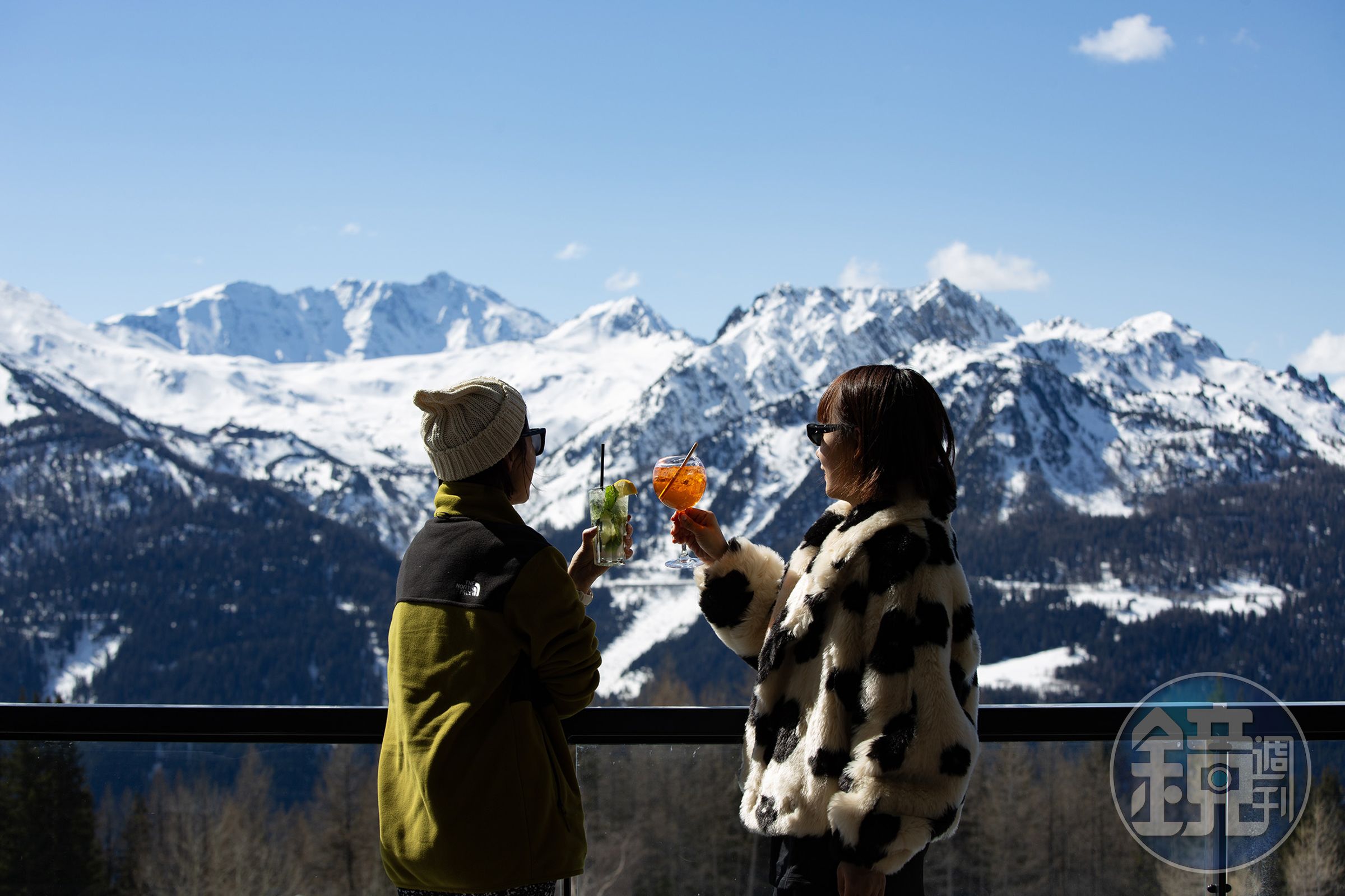 從「Club Med拉赫茲耶爾（La Rosière）」的露台望出去，能看到陽光灑落在雪峰上的美景。