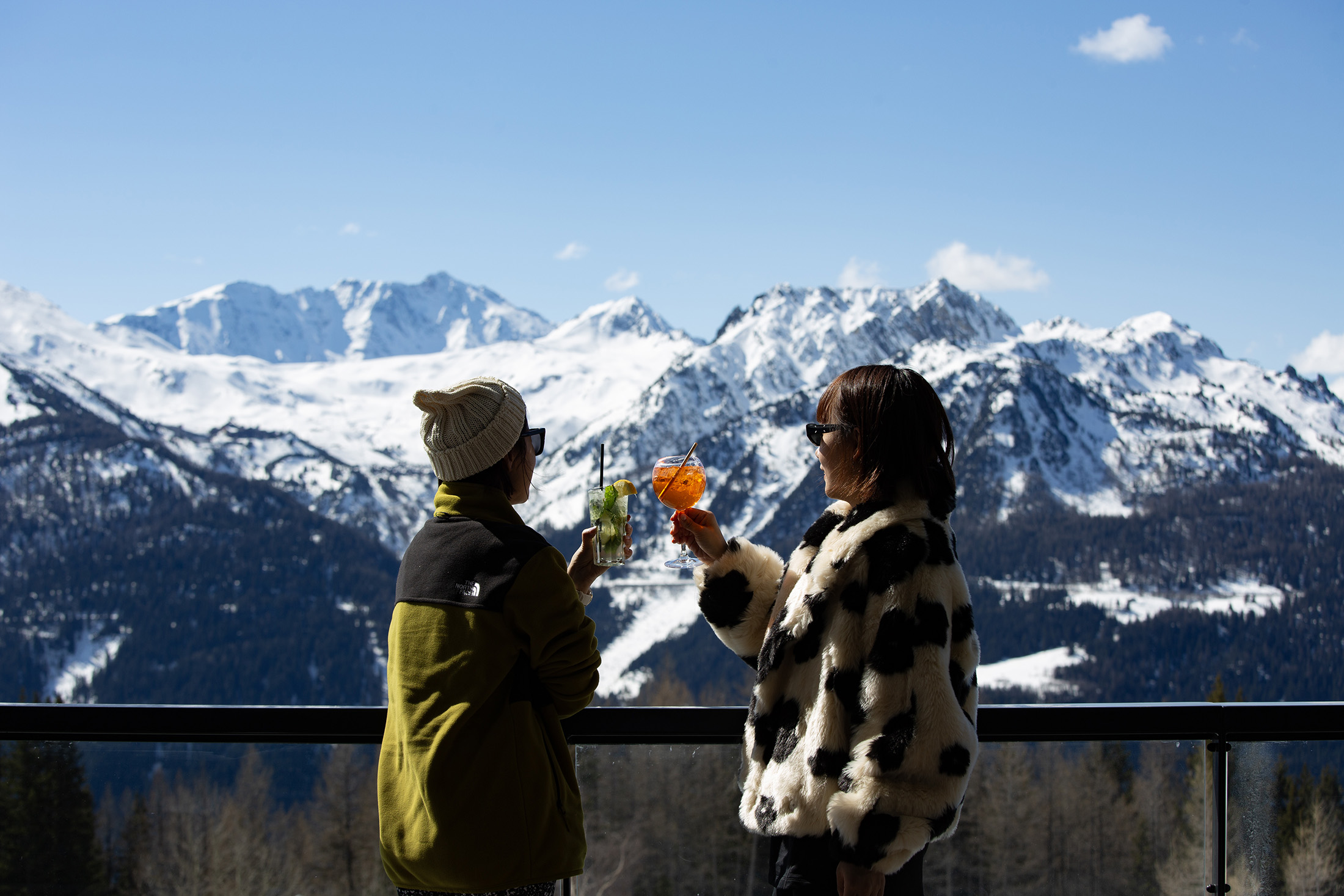 從「Club Med拉赫茲耶爾（La Rosière）」的露台望出去，能看到陽光灑落在雪峰上的美景。