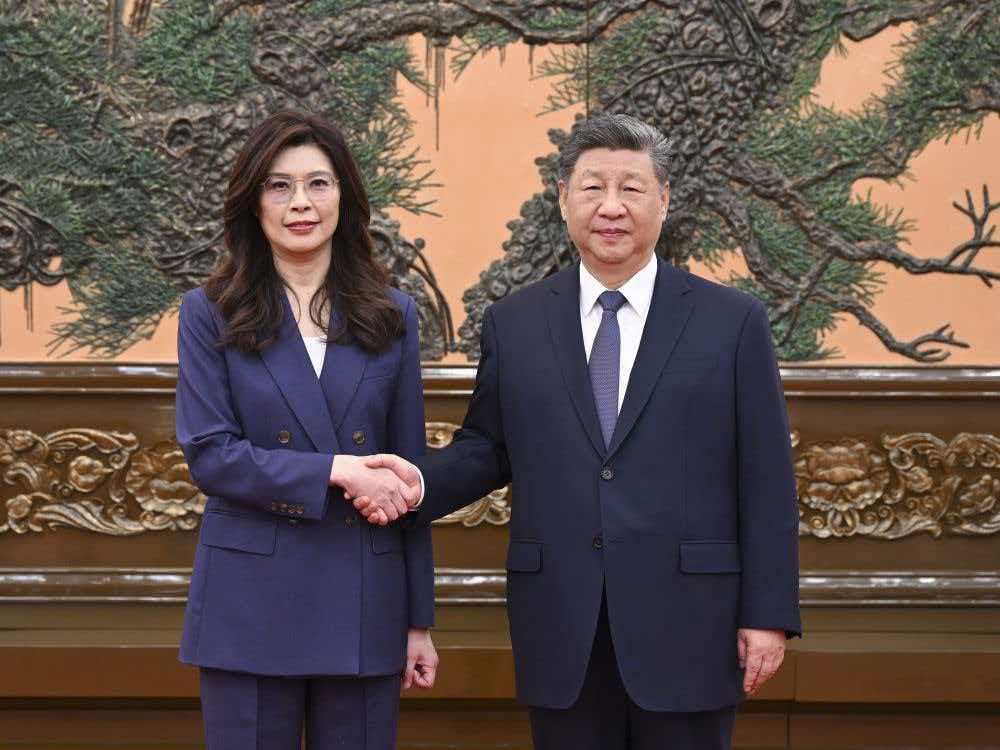 鄭麗文日前赴中國訪問，話題正熱，山西一名男子竟利用AI仿冒其形象進行直播帶貨。（國民黨提供）