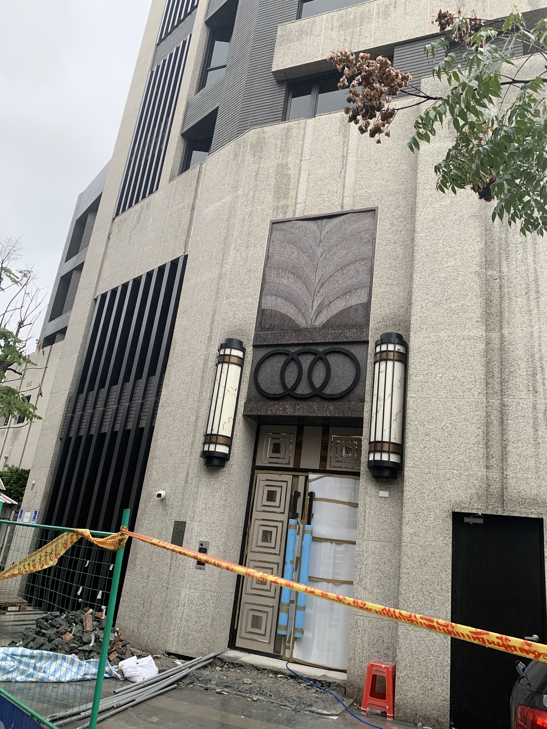 內湖新明路一處新落成建案昨晚發生裝潢工人離奇雙屍命案。（翻攝畫面）