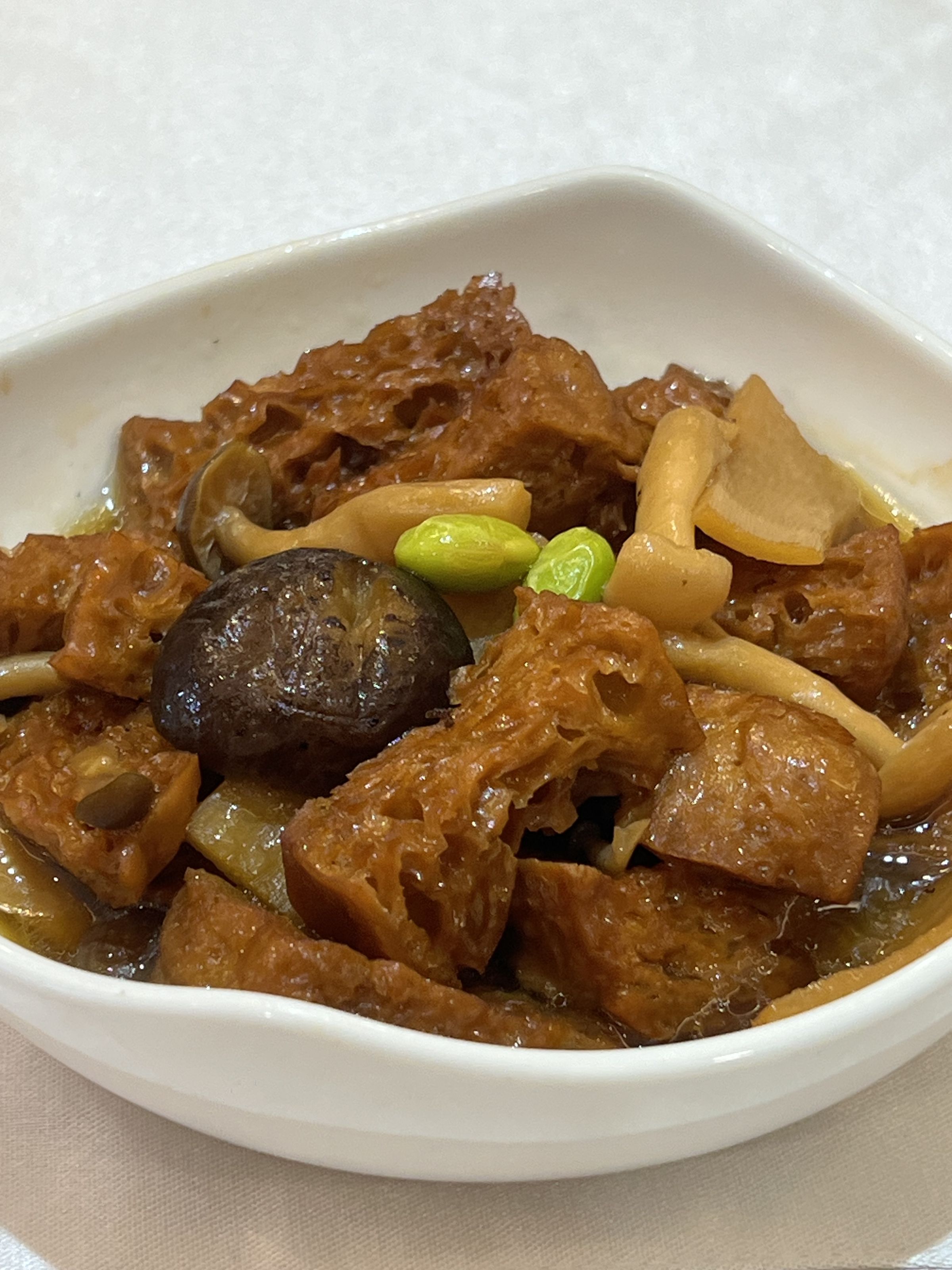 「烤麩」的鹹淡適口,上桌時仍帶著溫熱感。